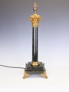 Lámpara de mesa antigua francesa del siglo XIX con columna de mármol negro y detalles rococó dorados