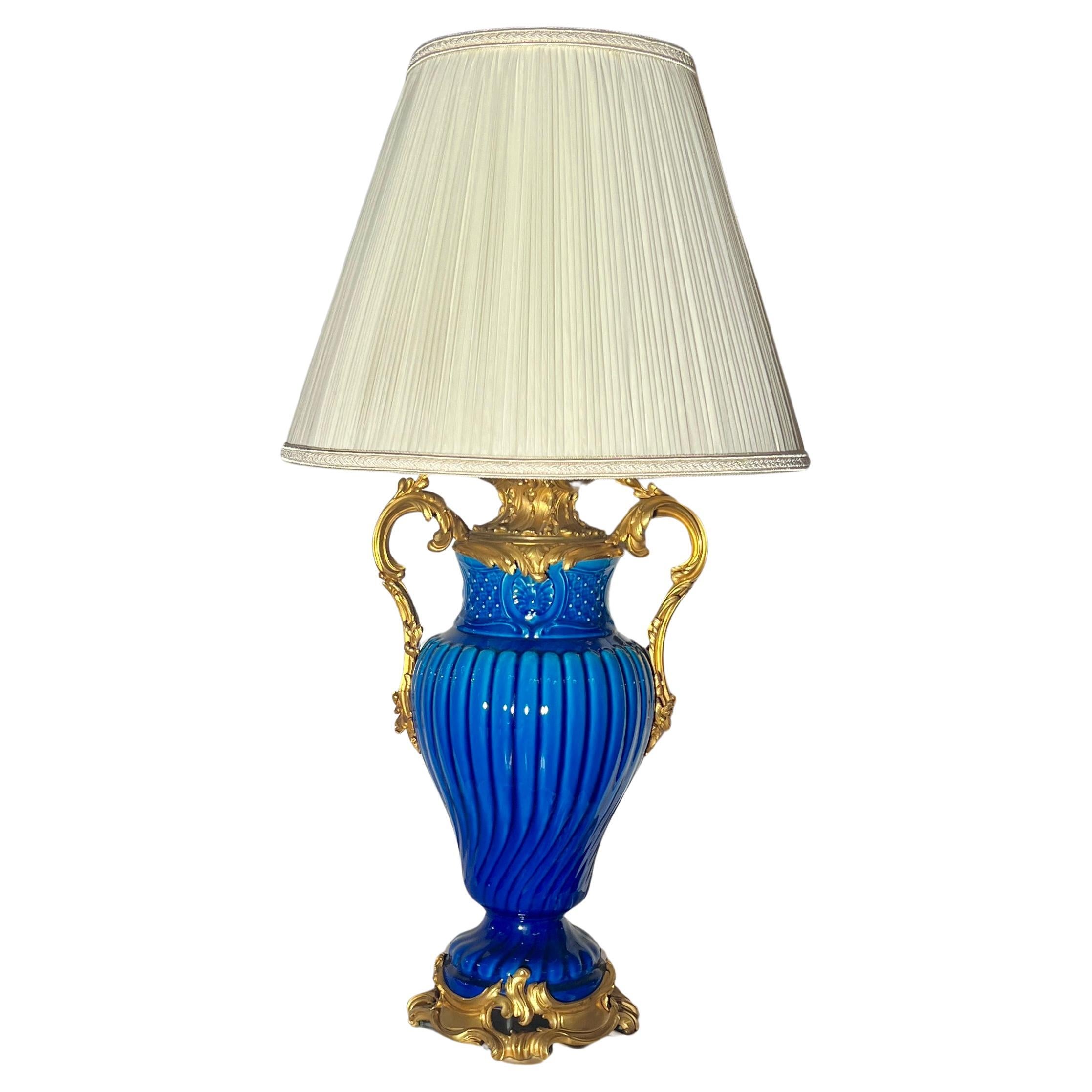 Lampe française du 19ème siècle en porcelaine bleue avec montures en bronze doré