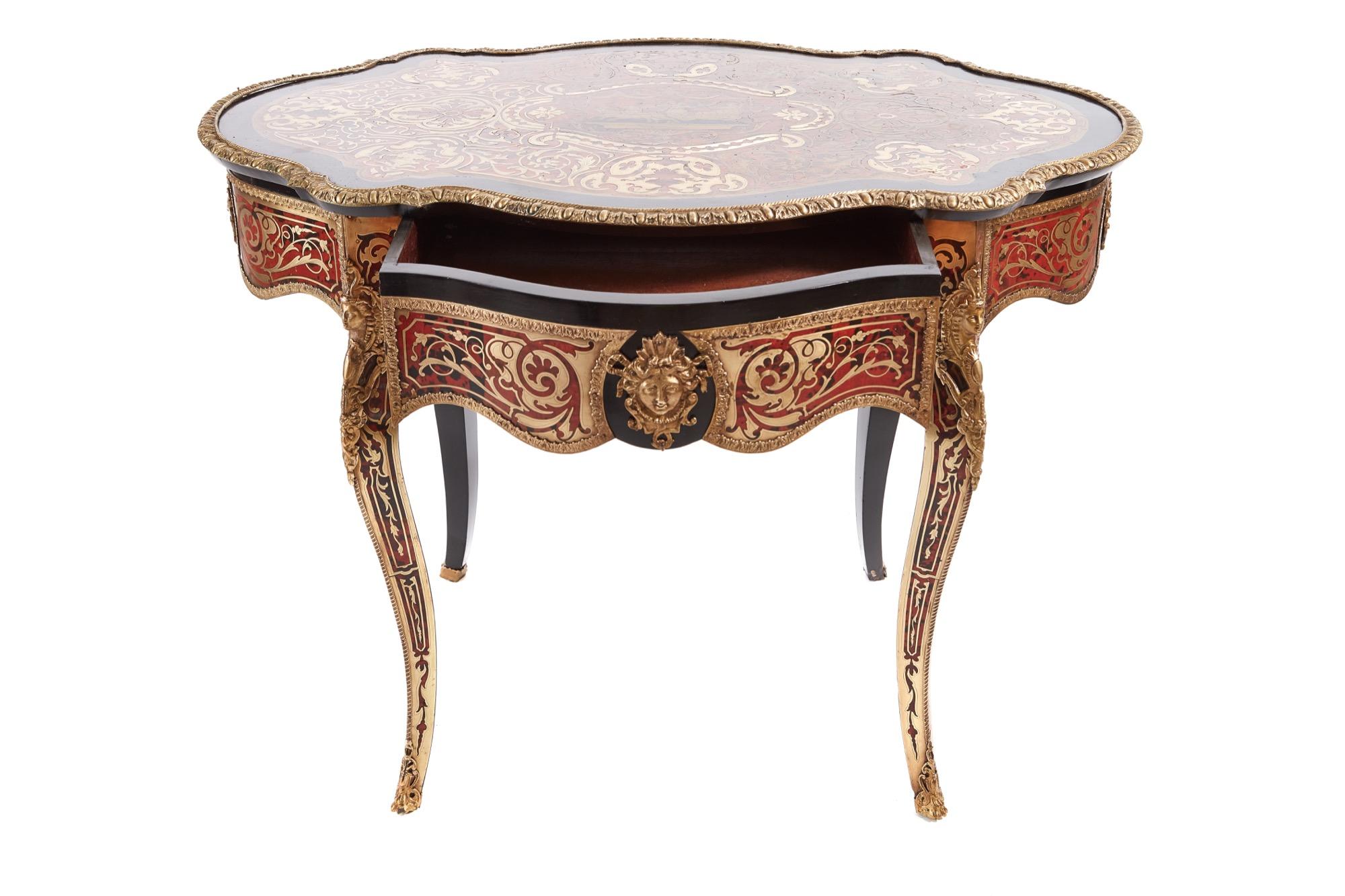 Antiker französischer Boulle-Mitteltisch aus dem 19. Jahrhundert. Die serpentinenförmige Platte ist durchgehend mit Schildpatt und üppigen Messingintarsien verziert, hat hochwertige vergoldete Bronzebeschläge und eine einzelne Schublade. Sie steht