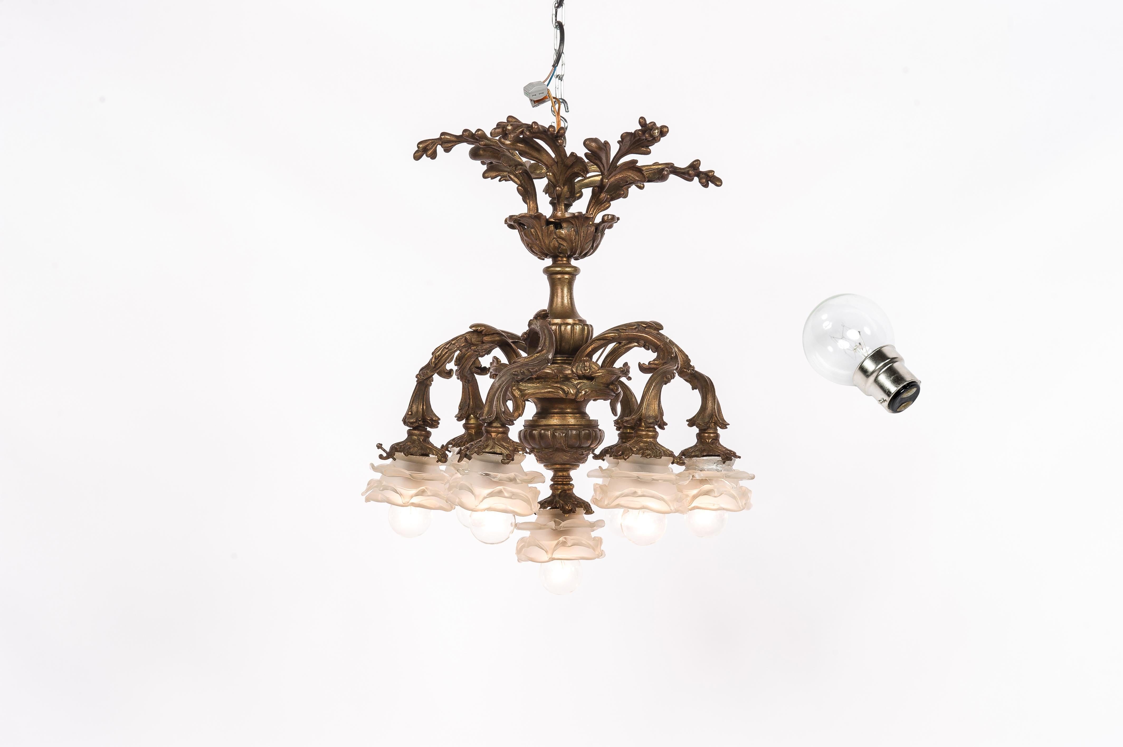 Antique 19th-Century French Brass Rococo or Louis XV Chandelier with 7 Lights In Good Condition For Sale In Casteren, NL