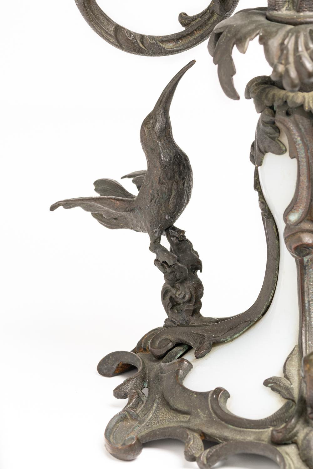 Bougeoirs anciens en bronze et en verre French Opaline du 19ème siècle en vente 5