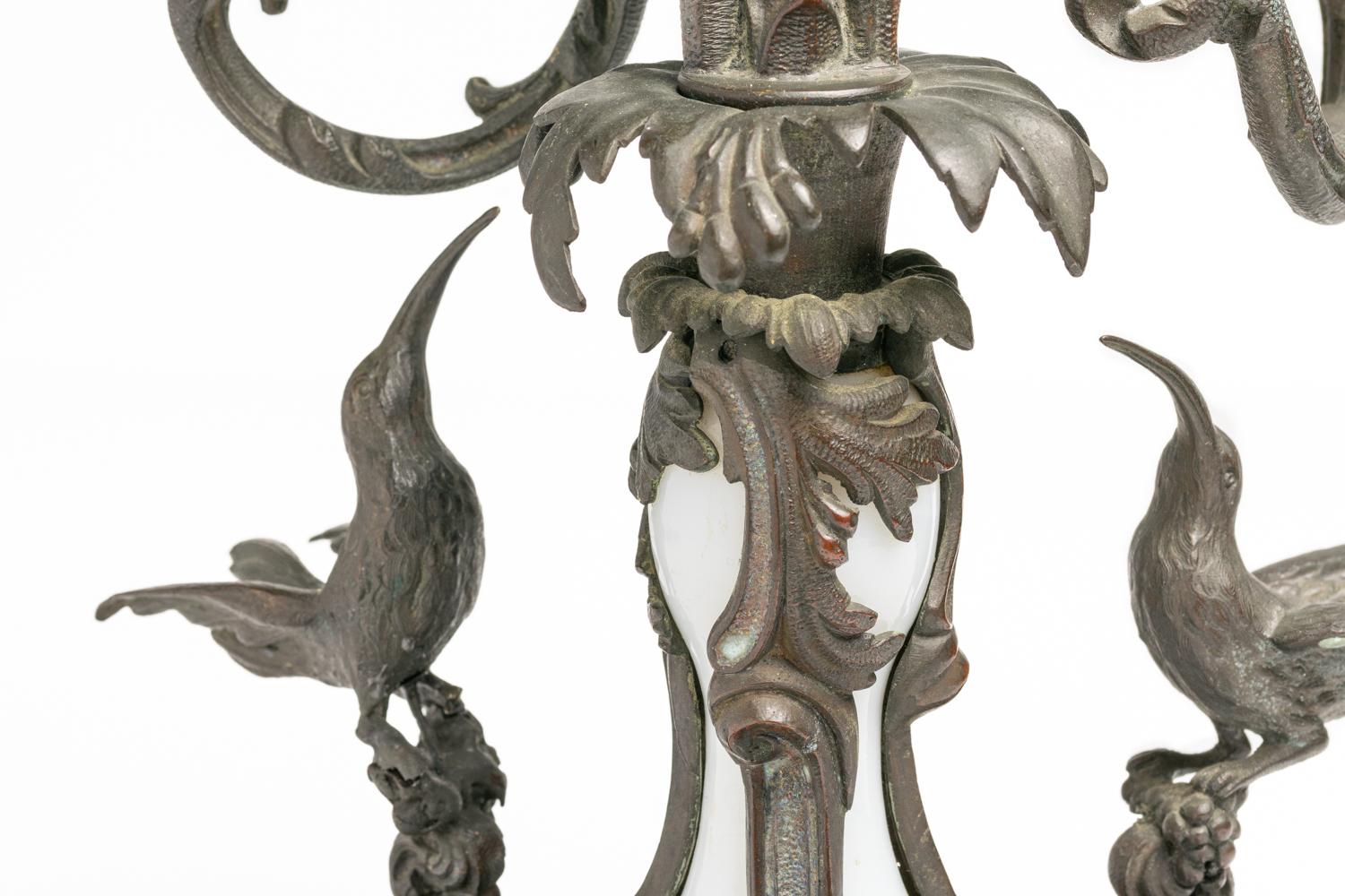 Bougeoirs anciens en bronze et en verre French Opaline du 19ème siècle en vente 6