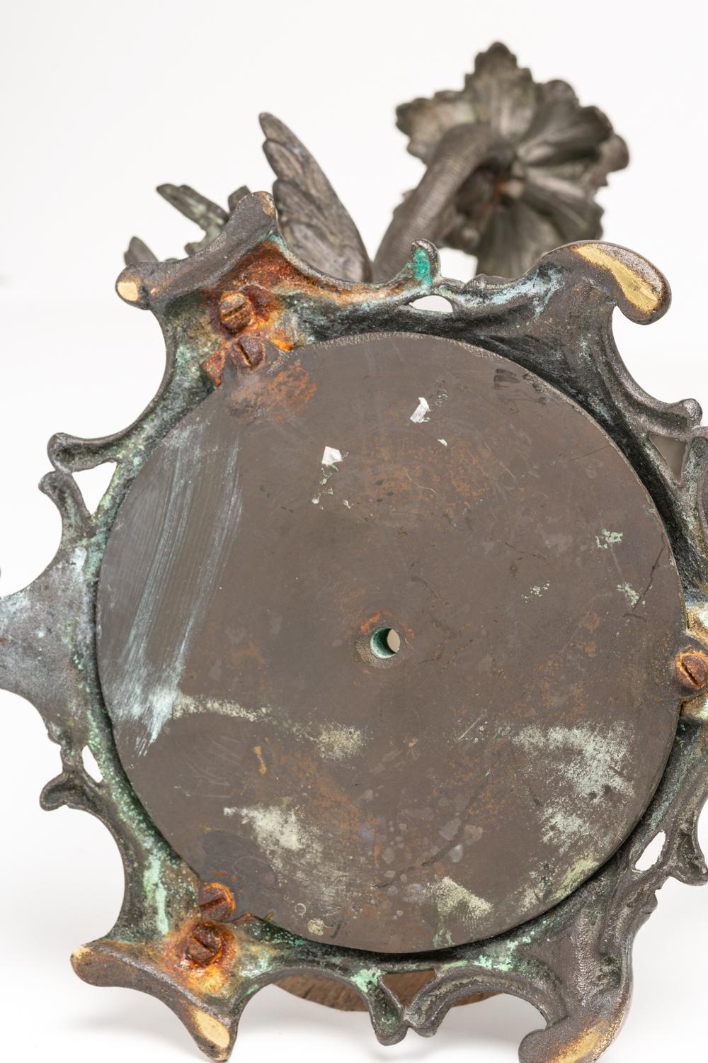 Bougeoirs anciens en bronze et en verre French Opaline du 19ème siècle en vente 9