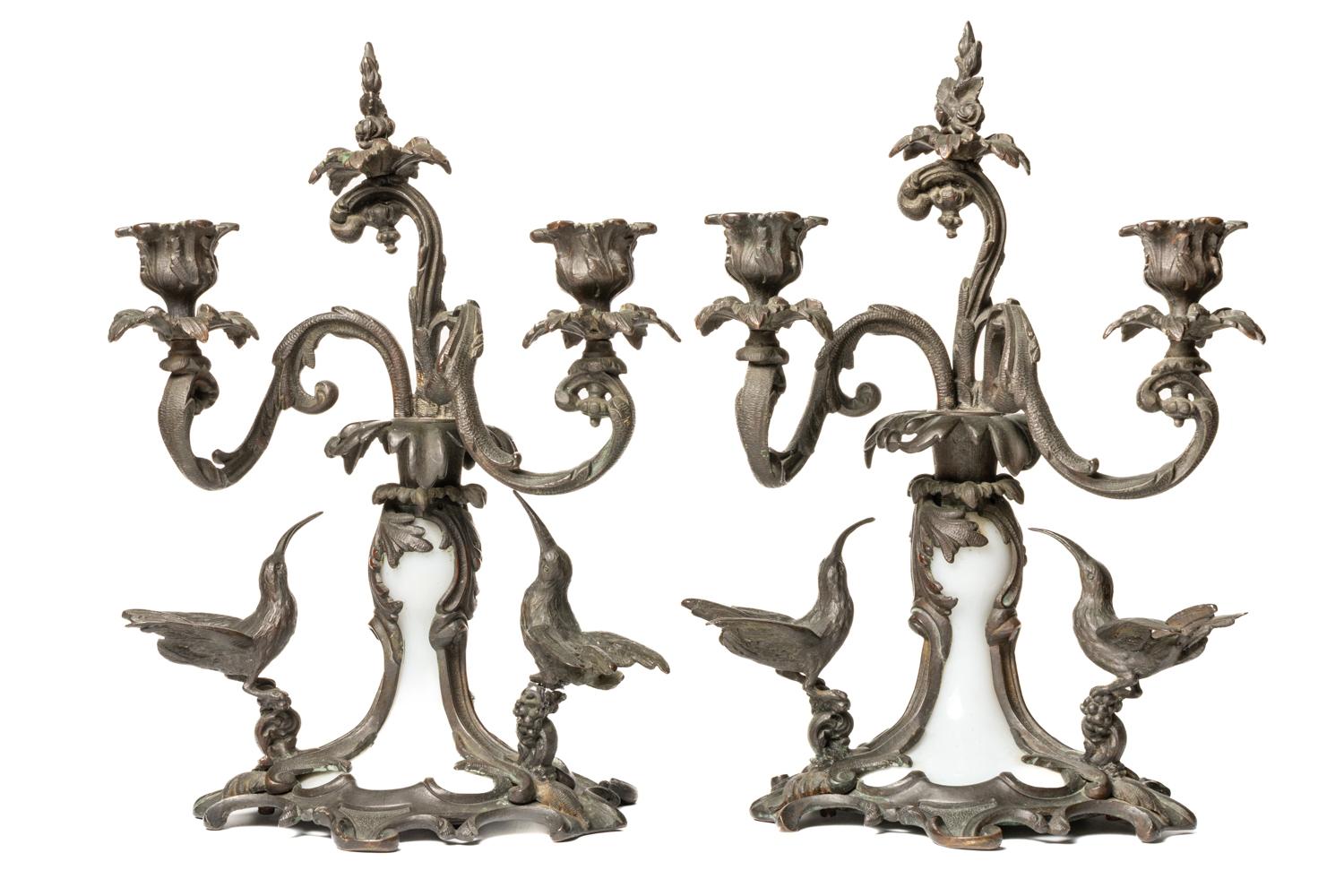 Cette extraordinaire et très rare paire de chandeliers à deux branches en bronze et verre opalin provient de France et a été fabriquée vers 1880. Chaque bougeoir est orné d'un décor détaillé de feuillage en bronze et de deux colibris à la base.