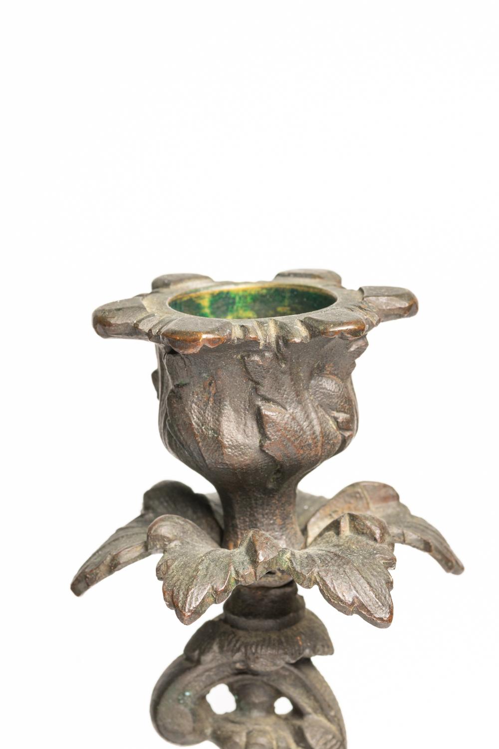 Bougeoirs anciens en bronze et en verre French Opaline du 19ème siècle Unisexe en vente