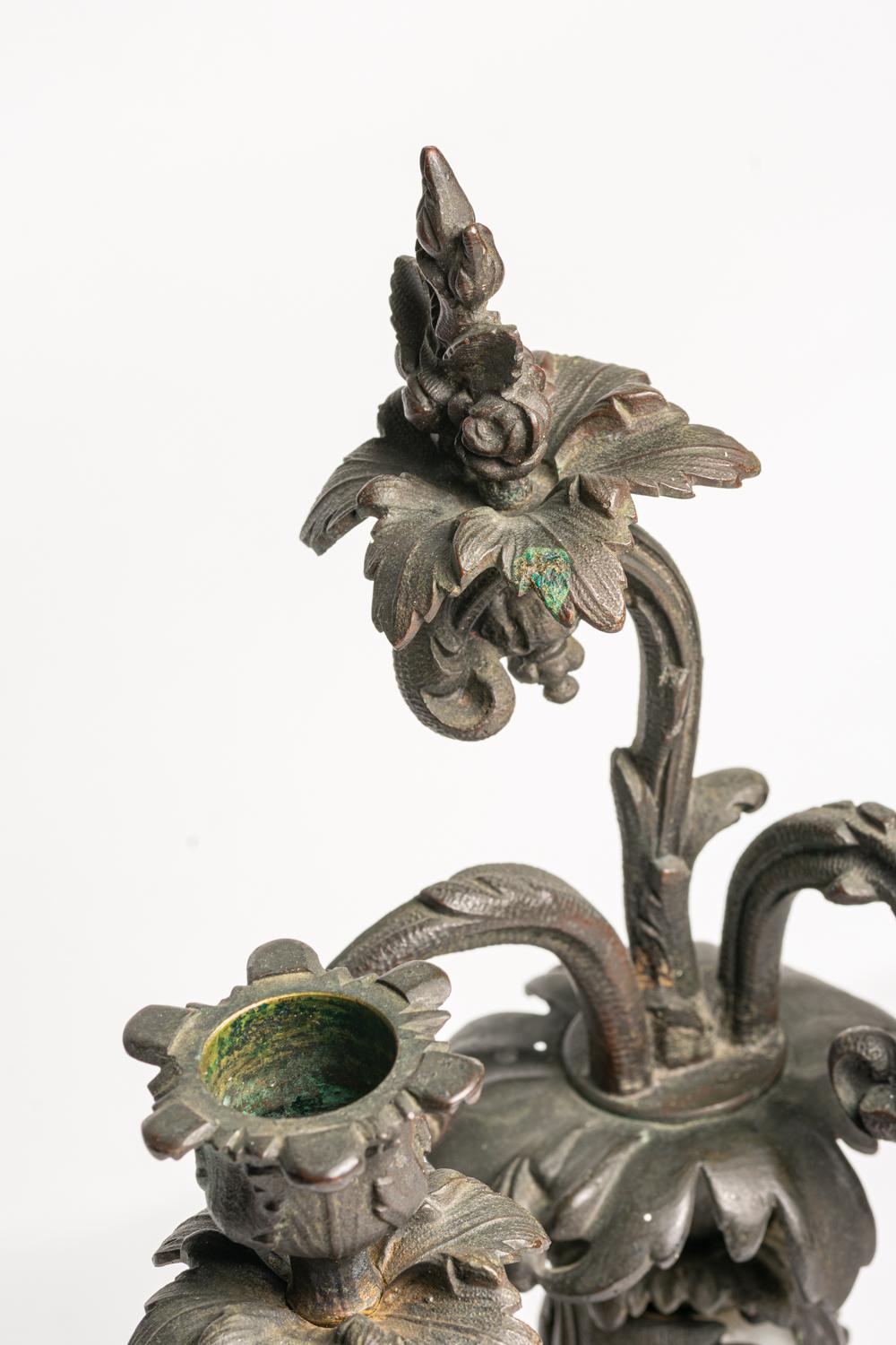Bougeoirs anciens en bronze et en verre French Opaline du 19ème siècle en vente 3