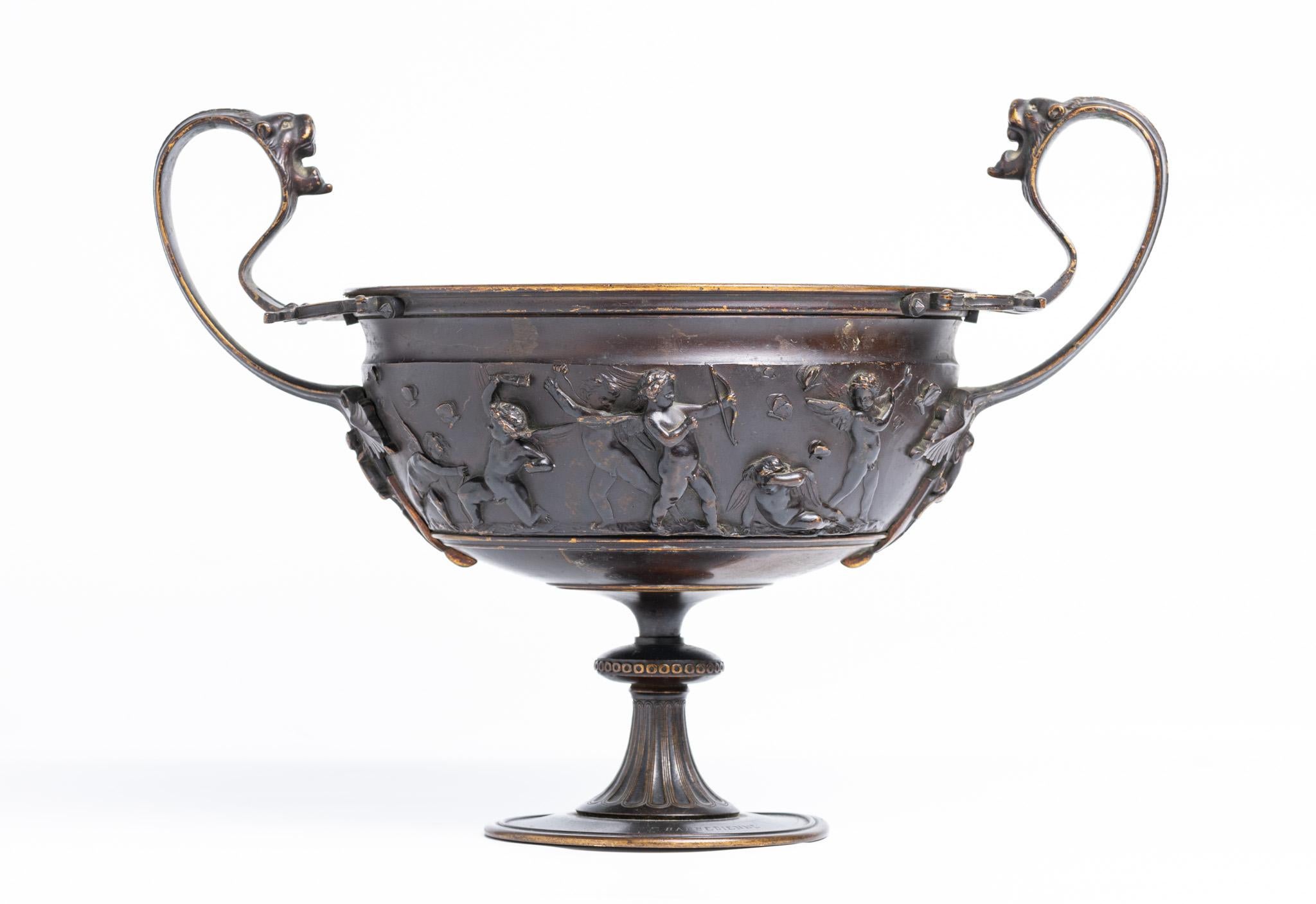 Diese exquisite französische Bronzeschale aus dem 19. Jahrhundert stammt von Ferdinand Barbedienne, einem bekannten französischen Metallarbeiter und Hersteller aus den 1870er Jahren. Das Stück ist im Mittelteil mit detaillierten Reliefs verziert und