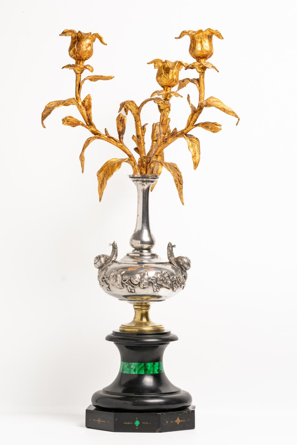 Ce candélabre français du début du XIXe siècle est une œuvre d'art magistrale. La pièce est coulée en marbre noir et en bronze doré. L'exceptionnel motif plaqué argent est décoré d'une paire d'escargots et de lierre reposant sur un lourd socle