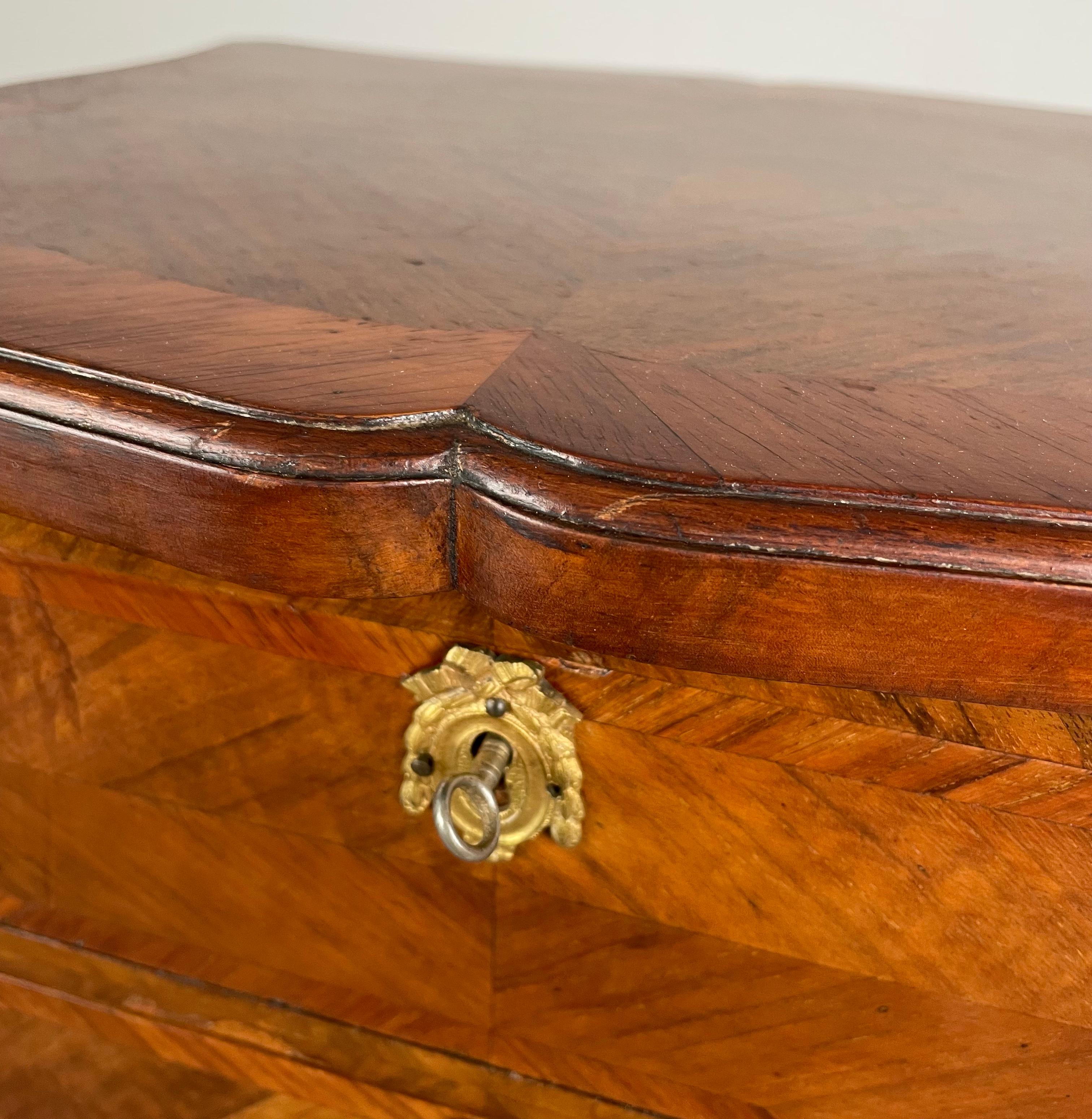 Cabinet français ancien du 19ème siècle à Kingswood ( REF AF-1910 ) en vente 4