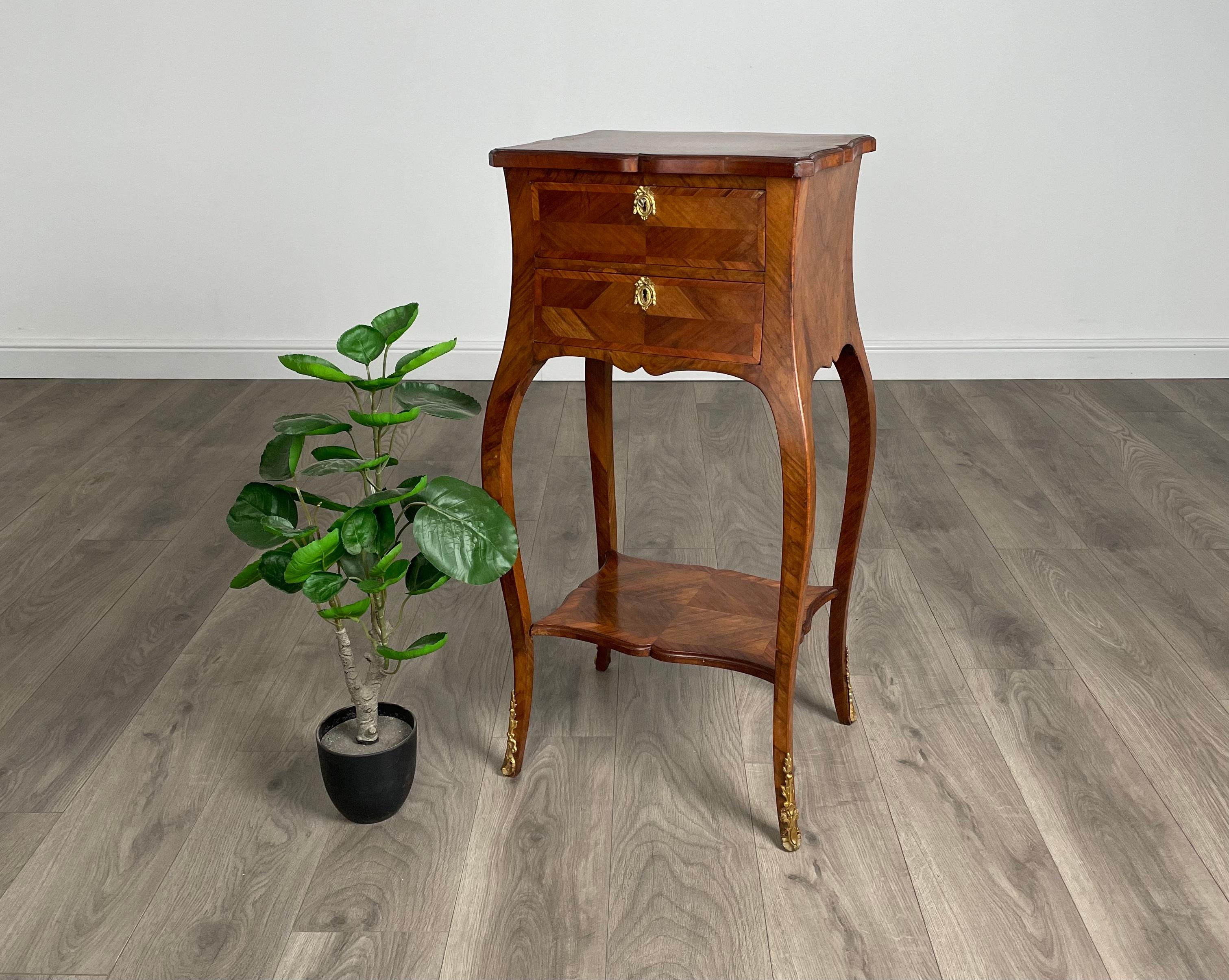 Cabinet français ancien exclusif de bonne qualité
À Kingswood
Composé de 2 tiroirs dans la partie supérieure, tous avec leurs inserts de clé d'origine et avec une clé. Au-dessous se trouve une étagère spacieuse, parfaite pour tous les ornements.