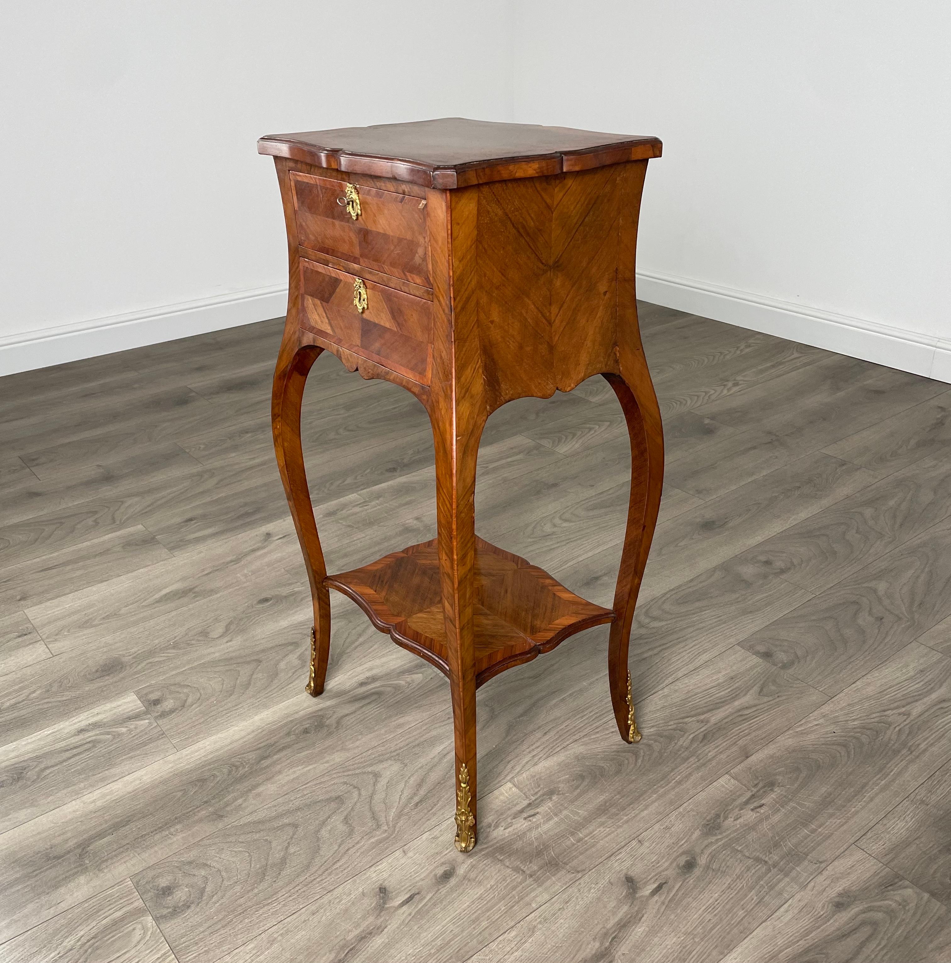 Cabinet français ancien du 19ème siècle à Kingswood ( REF AF-1910 ) Bon état - En vente à Ledbury, GB