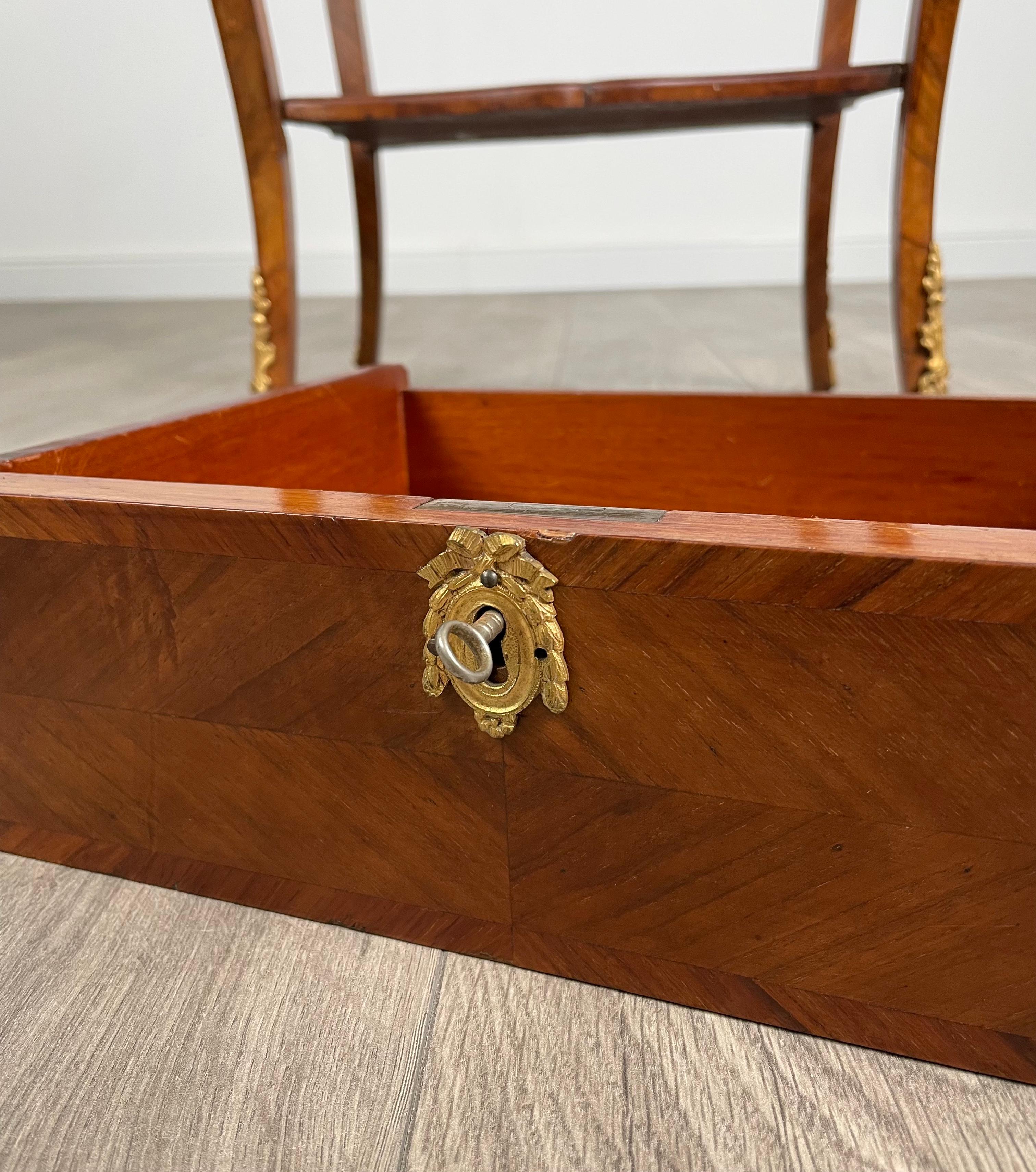 Cabinet français ancien du 19ème siècle à Kingswood ( REF AF-1910 ) en vente 2