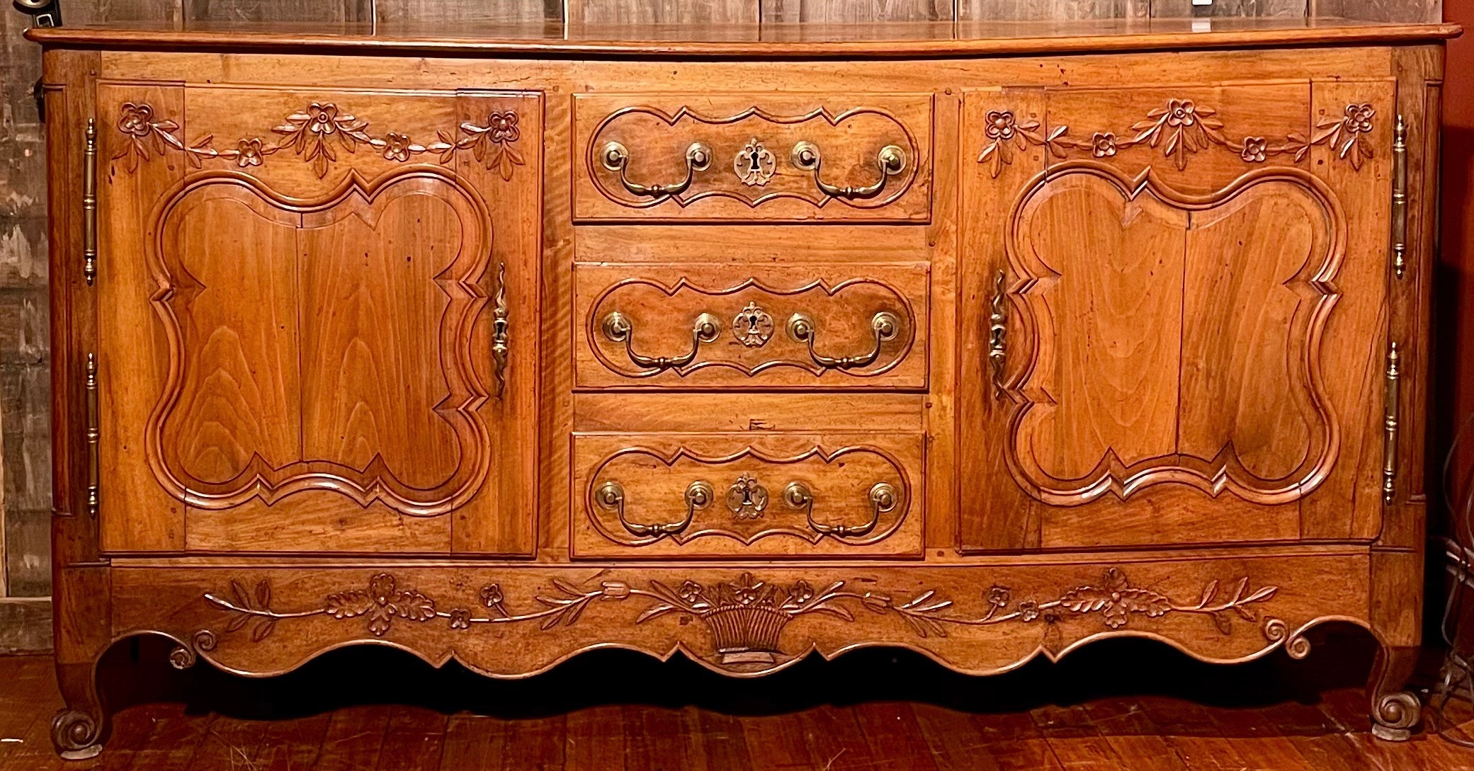 Francese Antique French del XIX secolo, credenza in legno intagliato, CIRCA 1870-1880. in vendita
