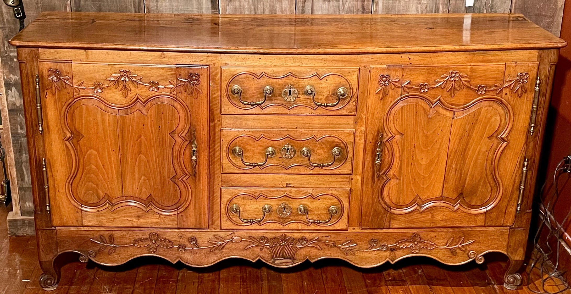 Antique French del XIX secolo, credenza in legno intagliato, CIRCA 1870-1880. In condizioni buone in vendita a New Orleans, LA