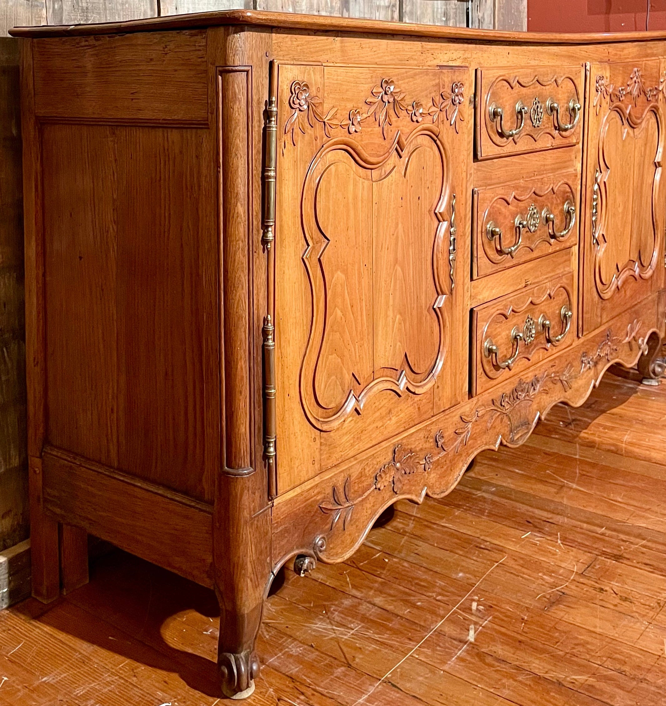 Legno di alberi da frutto Antique French del XIX secolo, credenza in legno intagliato, CIRCA 1870-1880. in vendita