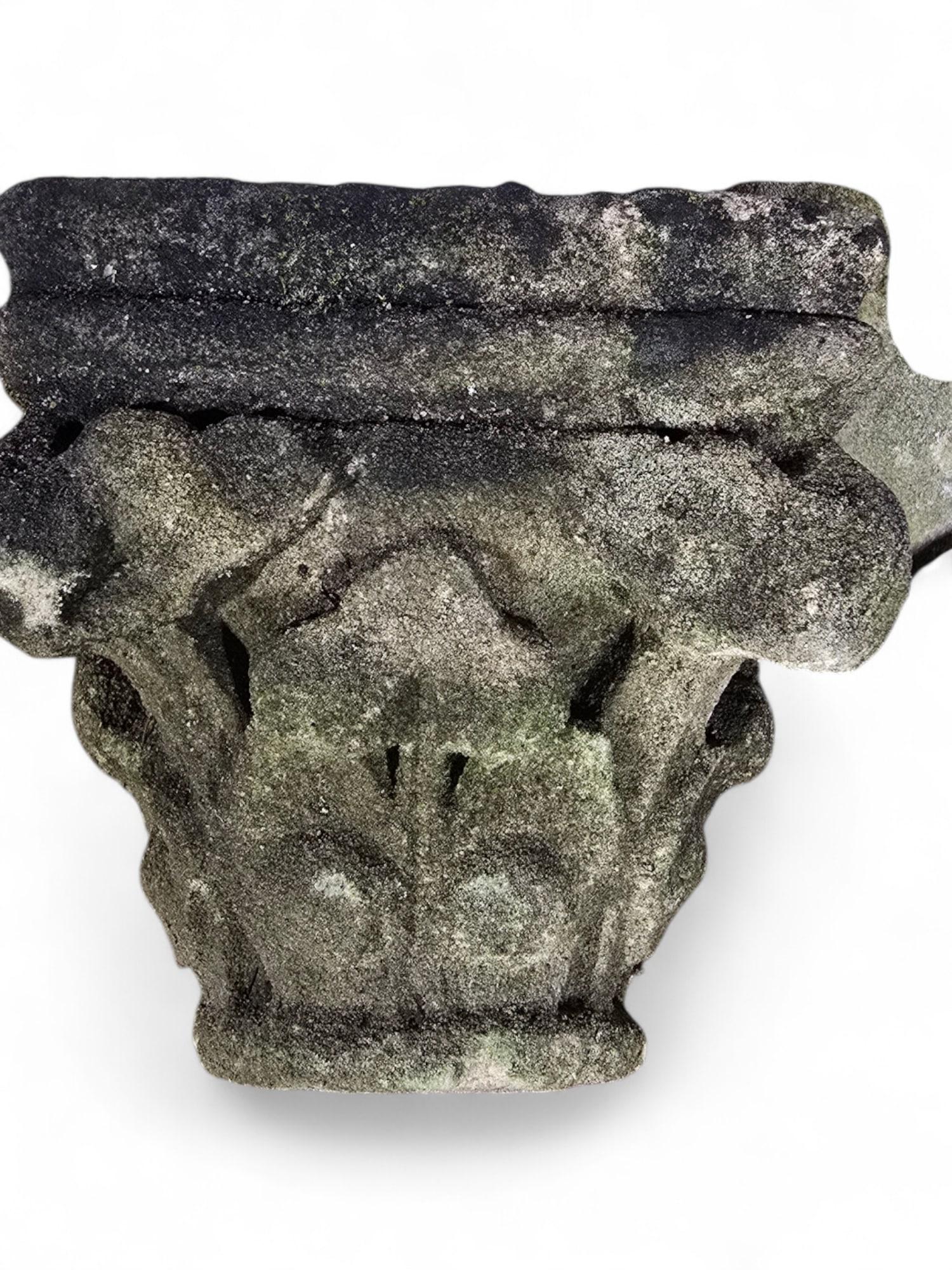 
Questa elegante colonna in pietra antica del XIX secolo mostra una sapiente maestria tipica degli artigiani francesi dell'epoca. Splendidamente intagliato, presenta un design classico che mette in risalto il fascino senza tempo della pietra