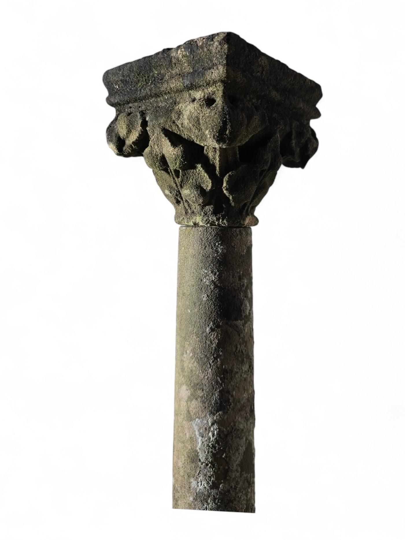 Calcare Antica colonna in pietra intagliata francese del XIX secolo in vendita