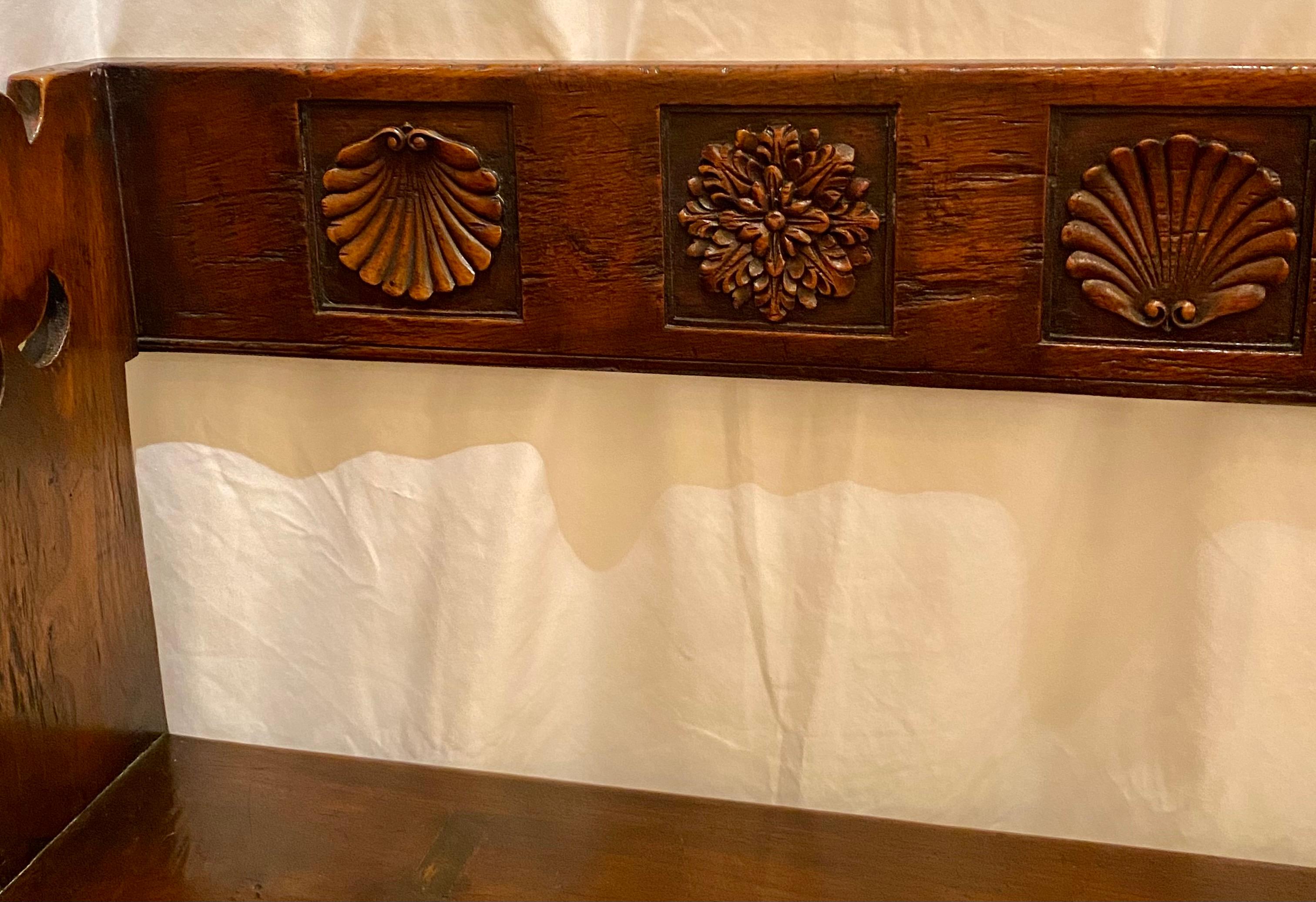 Banc de banquette français ancien du 19ème siècle en noyer sculpté, vers 1880 en vente 1