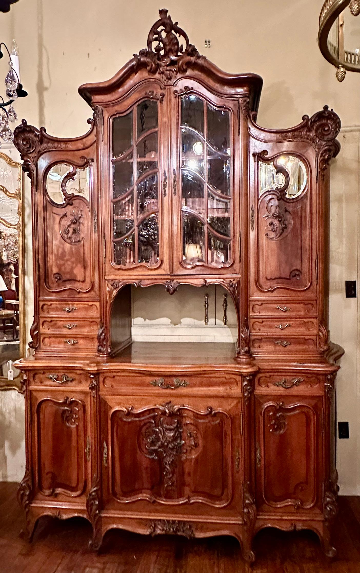 Français Ancienne armoire en noyer sculpté, verre biseauté et miroir du 19ème siècle. en vente