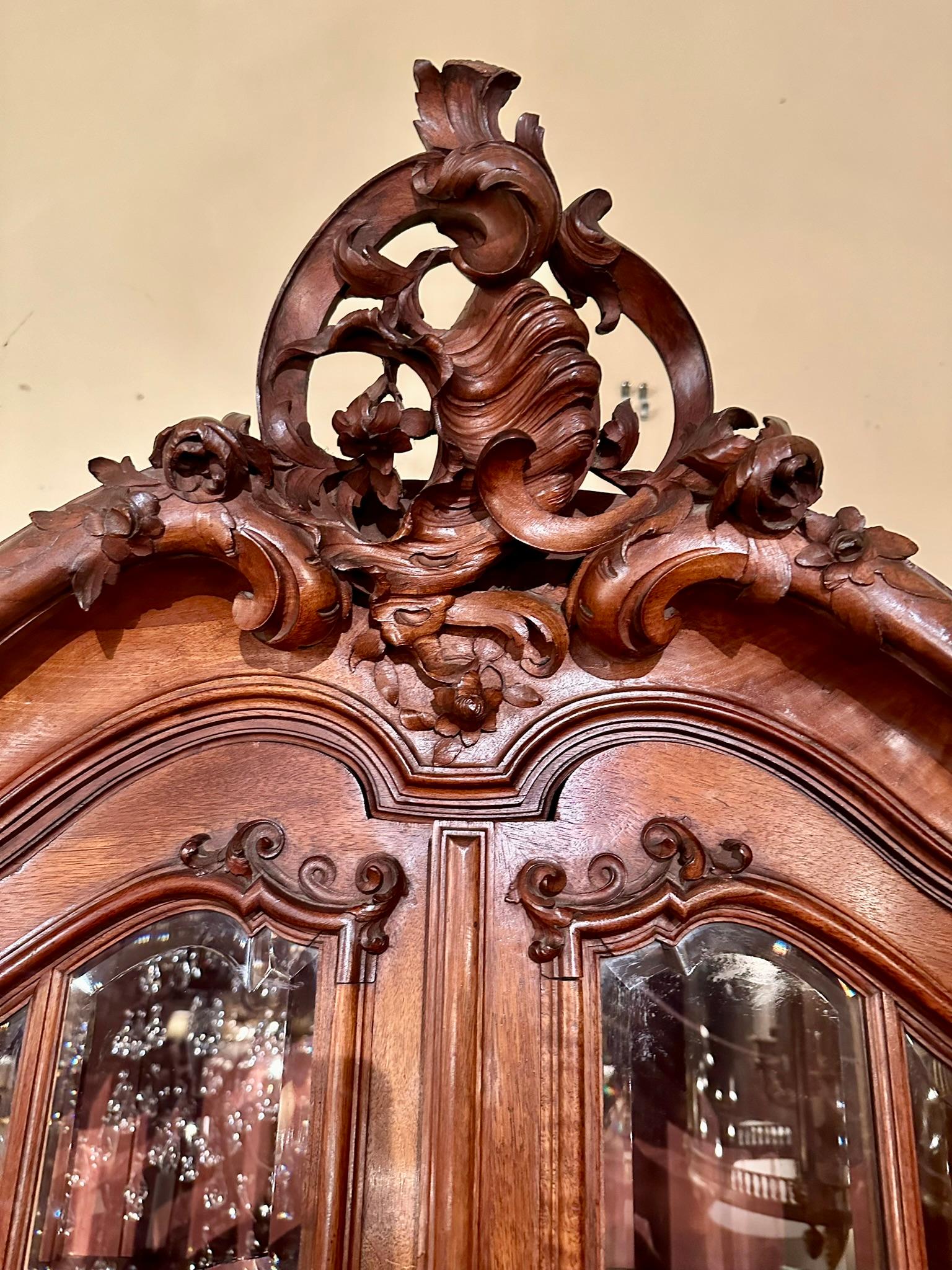 Biseauté Ancienne armoire en noyer sculpté, verre biseauté et miroir du 19ème siècle. en vente