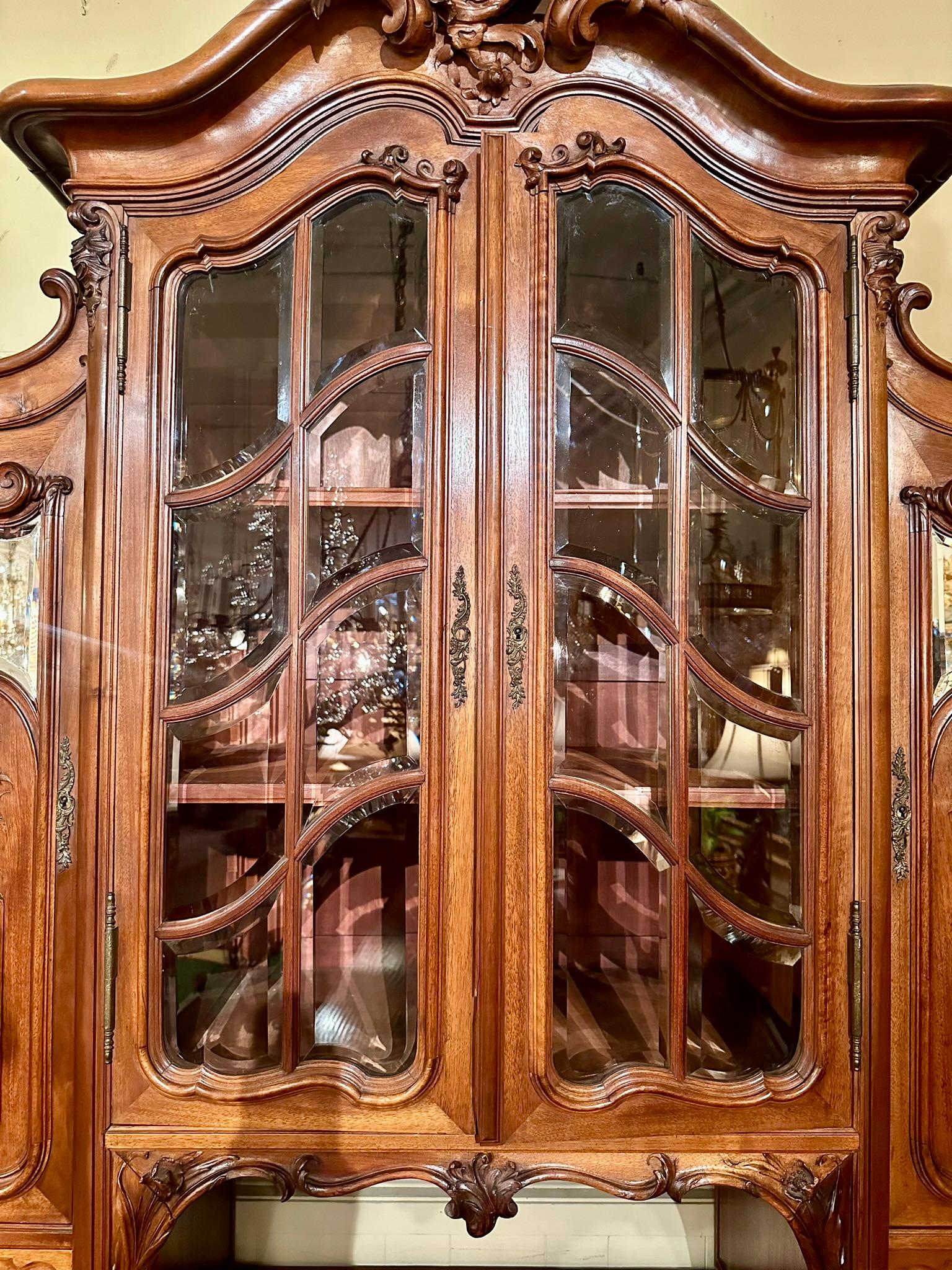 Ancienne armoire en noyer sculpté, verre biseauté et miroir du 19ème siècle. Bon état - En vente à New Orleans, LA