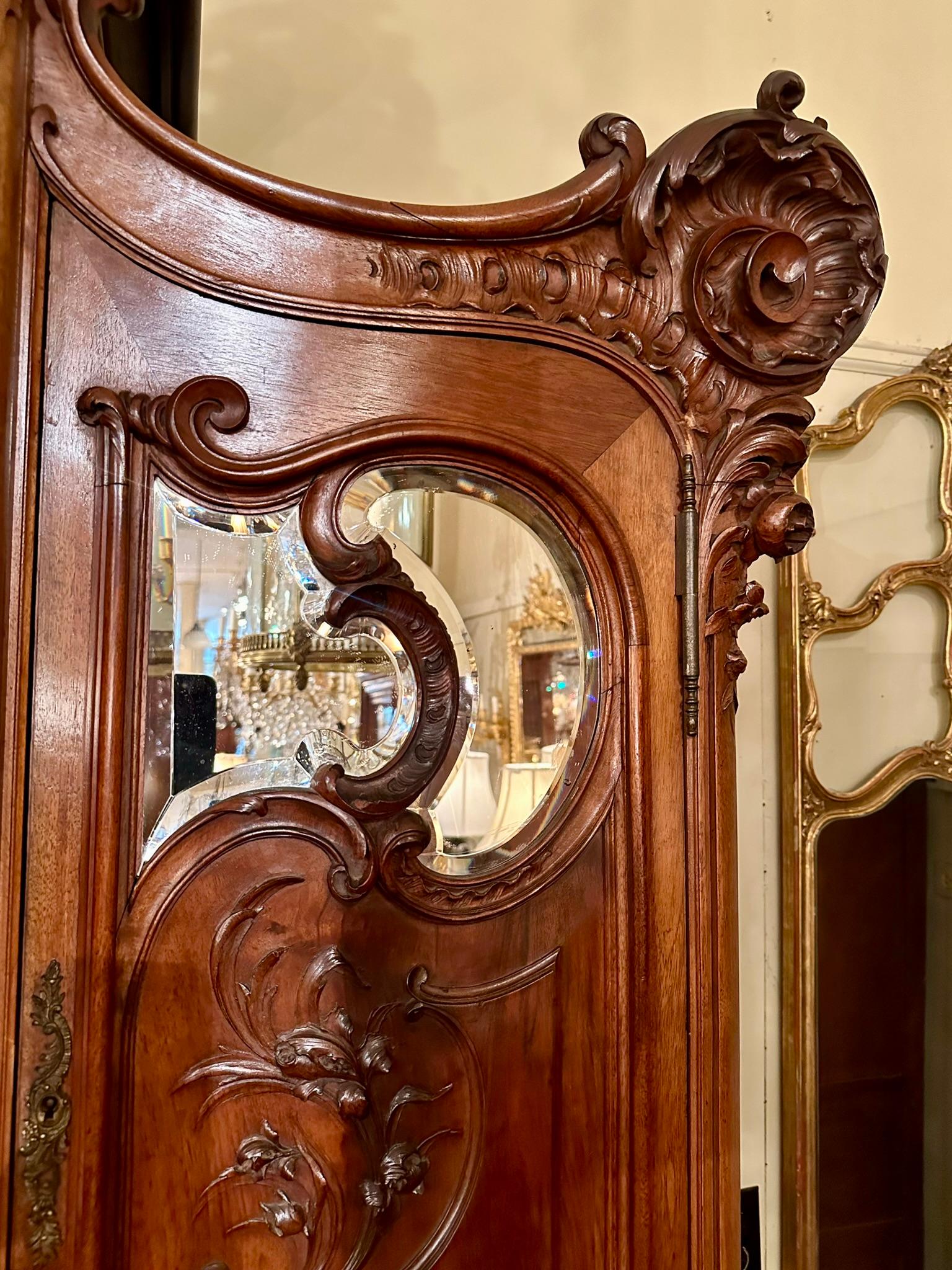 XIXe siècle Ancienne armoire en noyer sculpté, verre biseauté et miroir du 19ème siècle. en vente