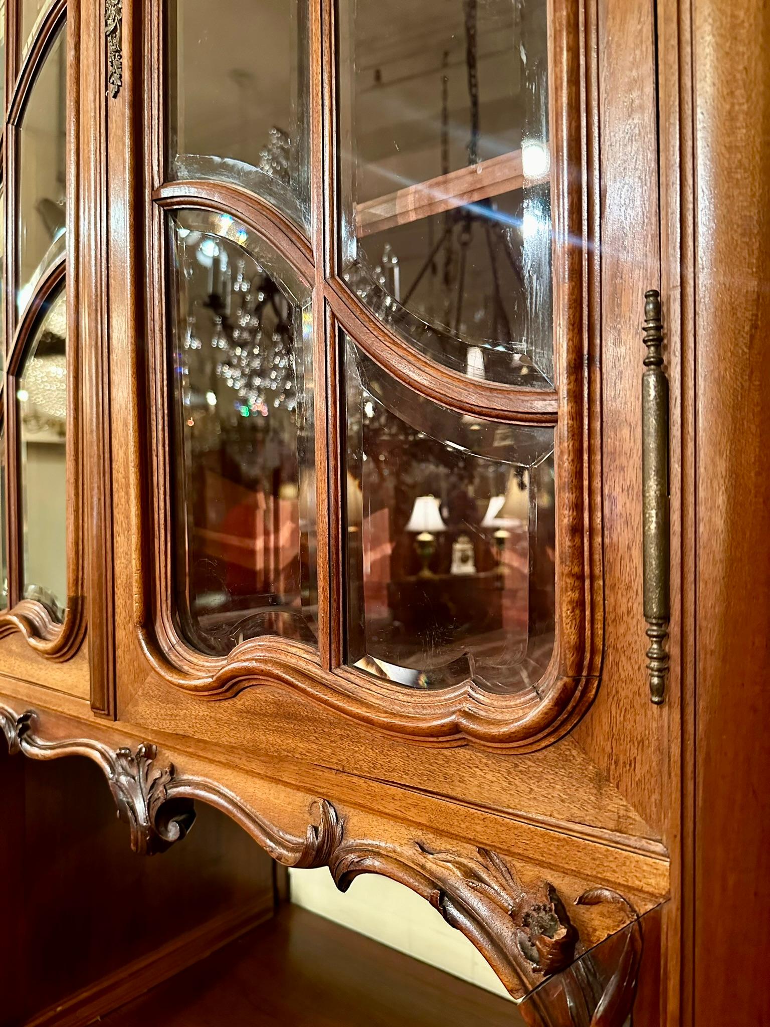 Verre Ancienne armoire en noyer sculpté, verre biseauté et miroir du 19ème siècle. en vente