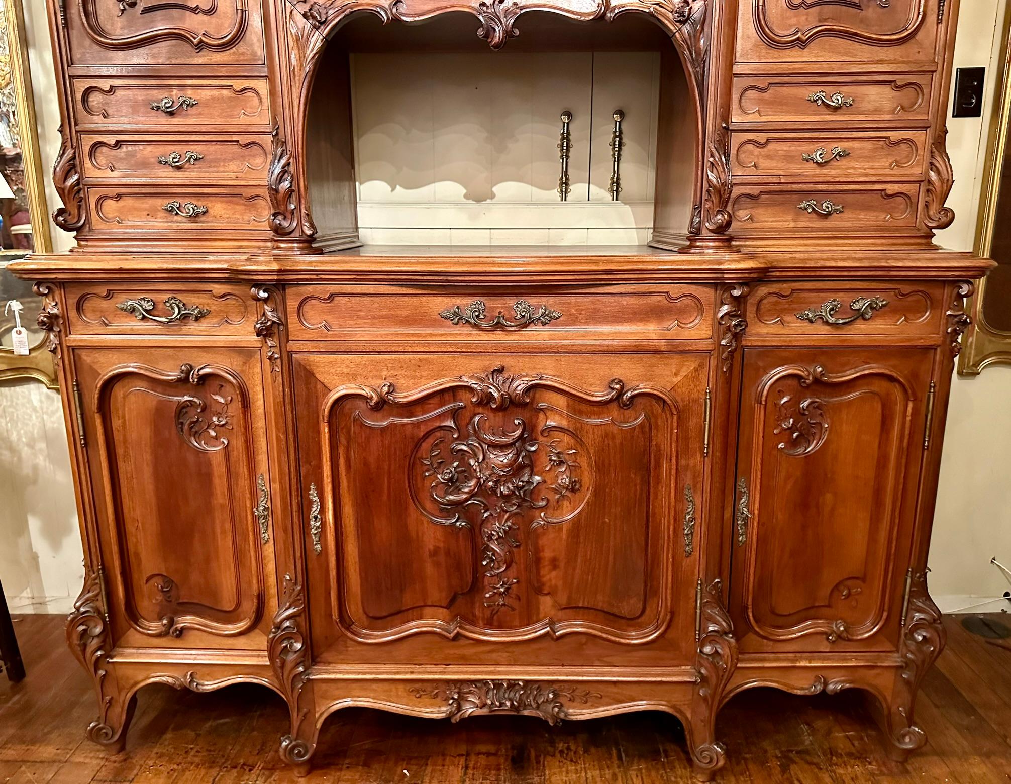 Ancienne armoire en noyer sculpté, verre biseauté et miroir du 19ème siècle. en vente 1