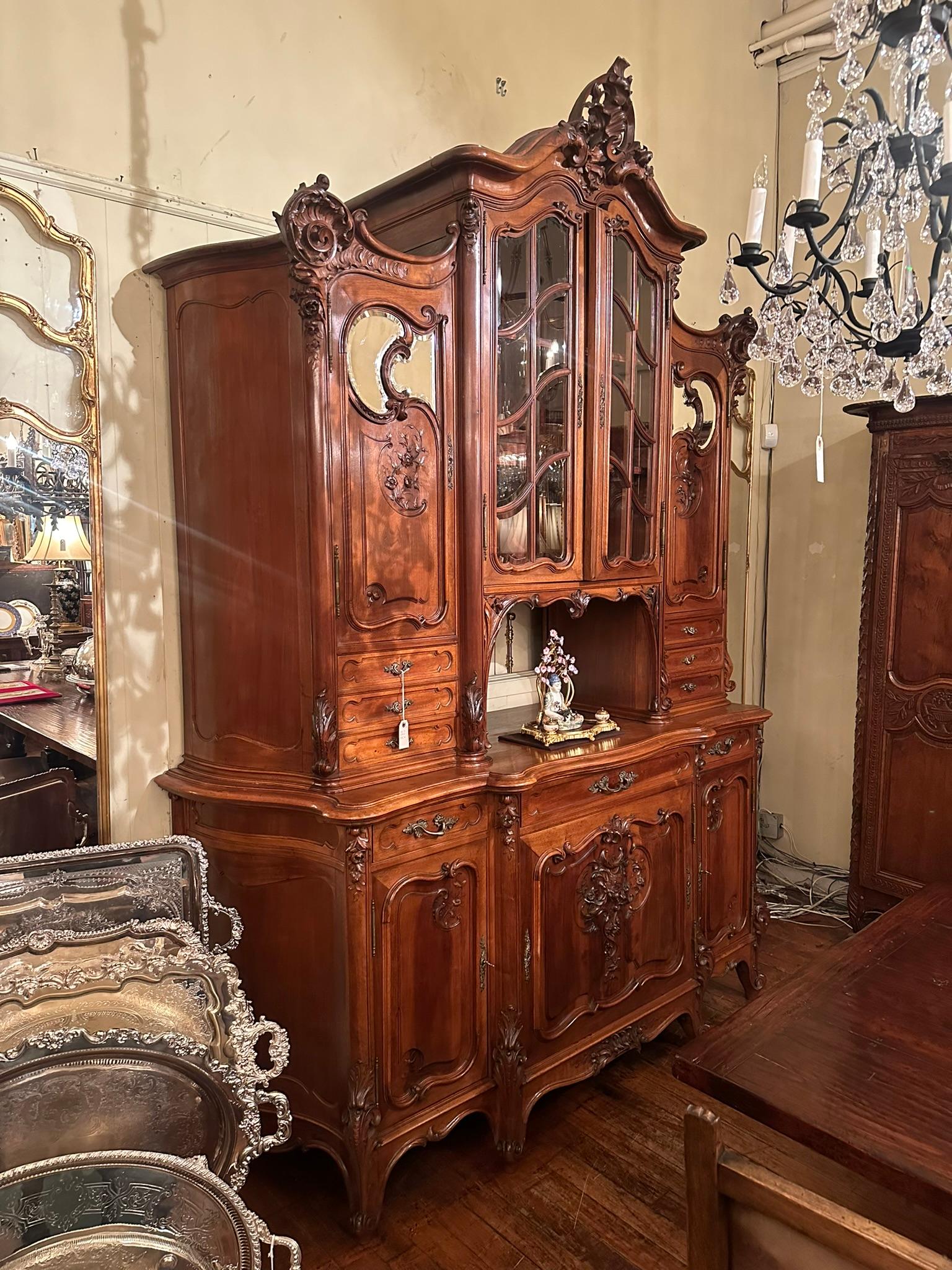 Ancienne armoire en noyer sculpté, verre biseauté et miroir du 19ème siècle. en vente 2