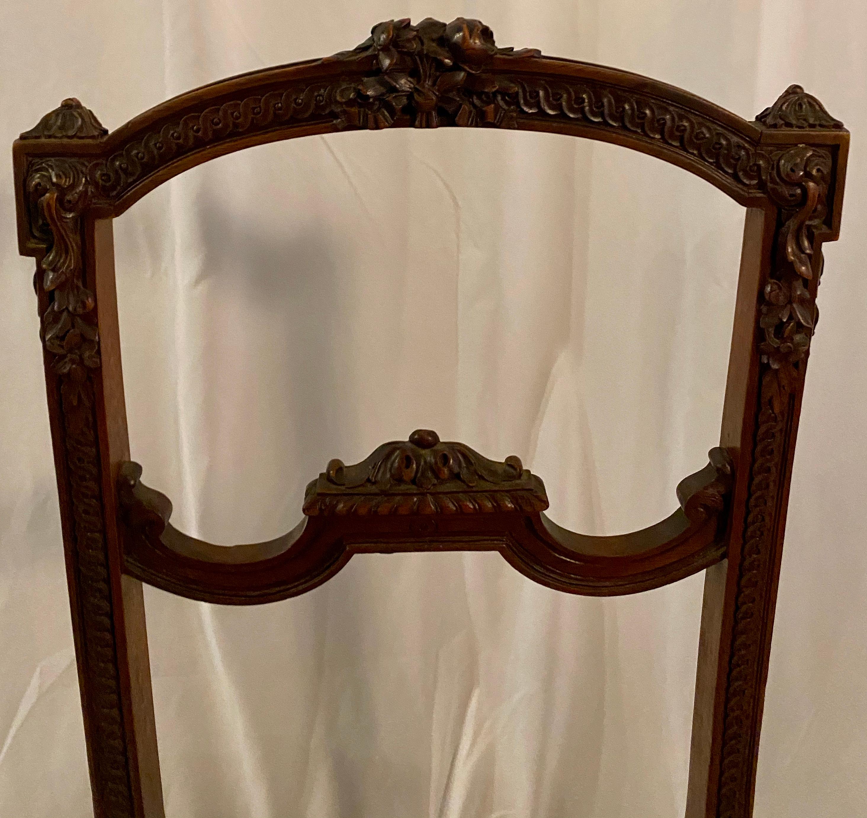 Antique 19th Century French Carved Walnut Chair In Good Condition For Sale In New Orleans, LA