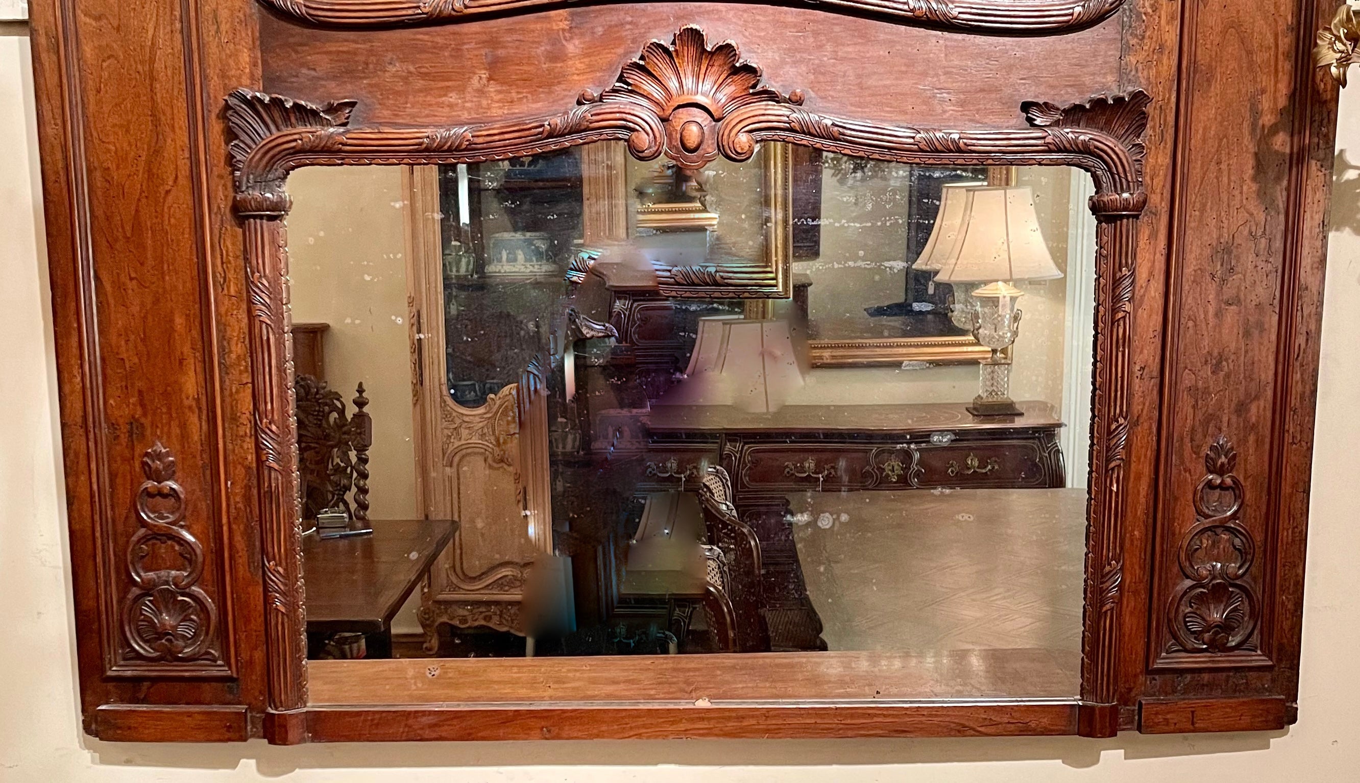 Français Antique Trumeau Mirror du 19ème siècle en noyer sculpté avec scène pastorale. en vente