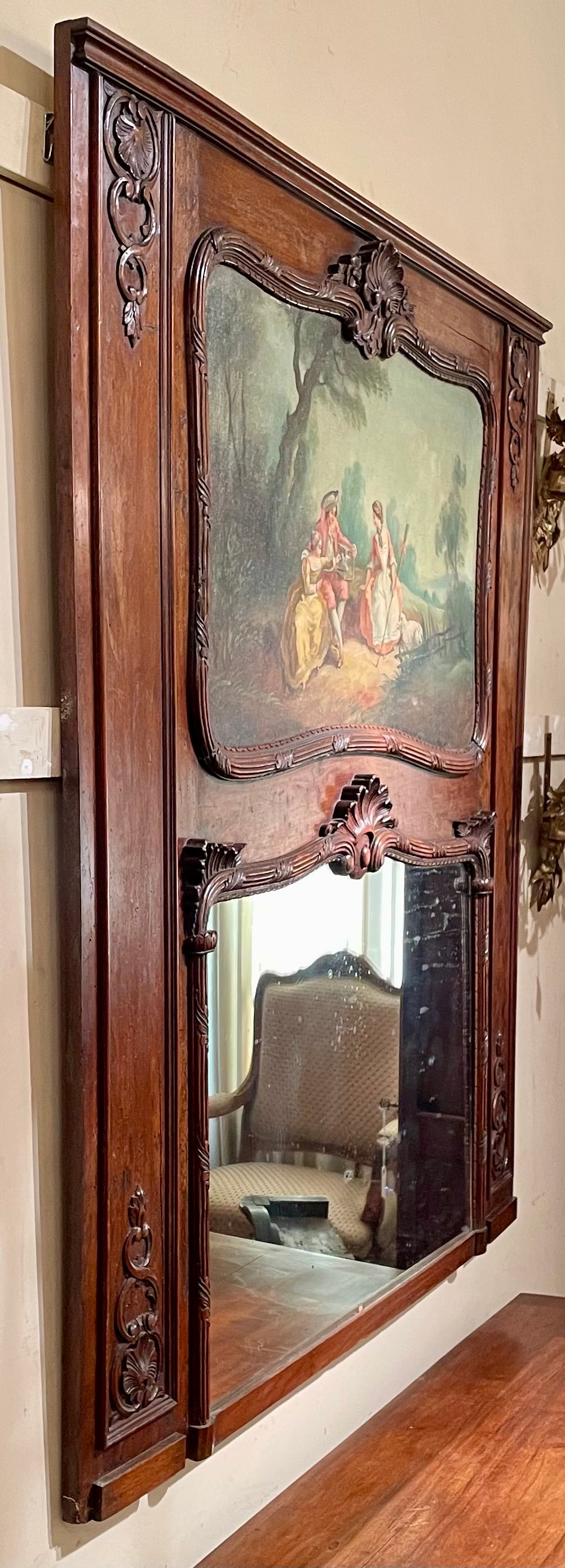 XIXe siècle Antique Trumeau Mirror du 19ème siècle en noyer sculpté avec scène pastorale. en vente