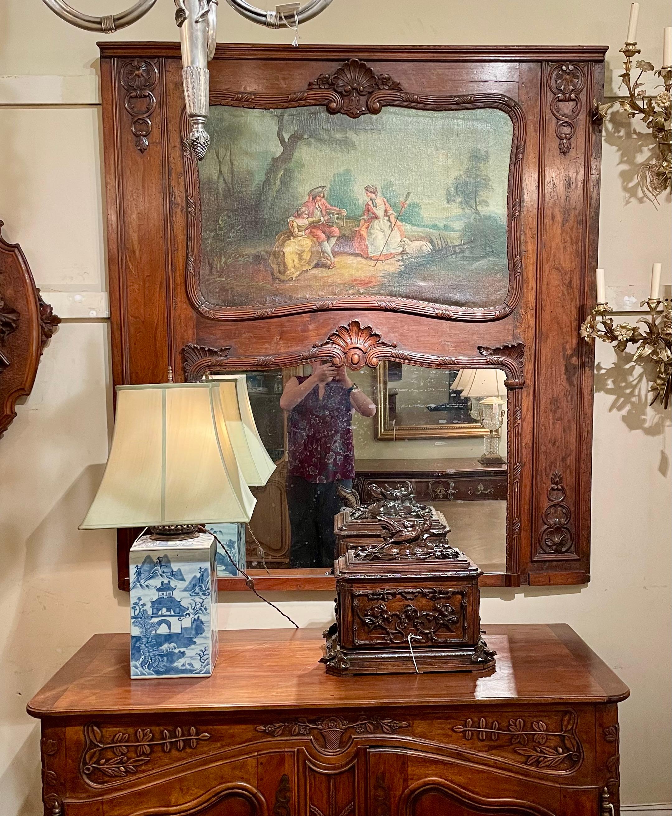 Noyer Antique Trumeau Mirror du 19ème siècle en noyer sculpté avec scène pastorale. en vente