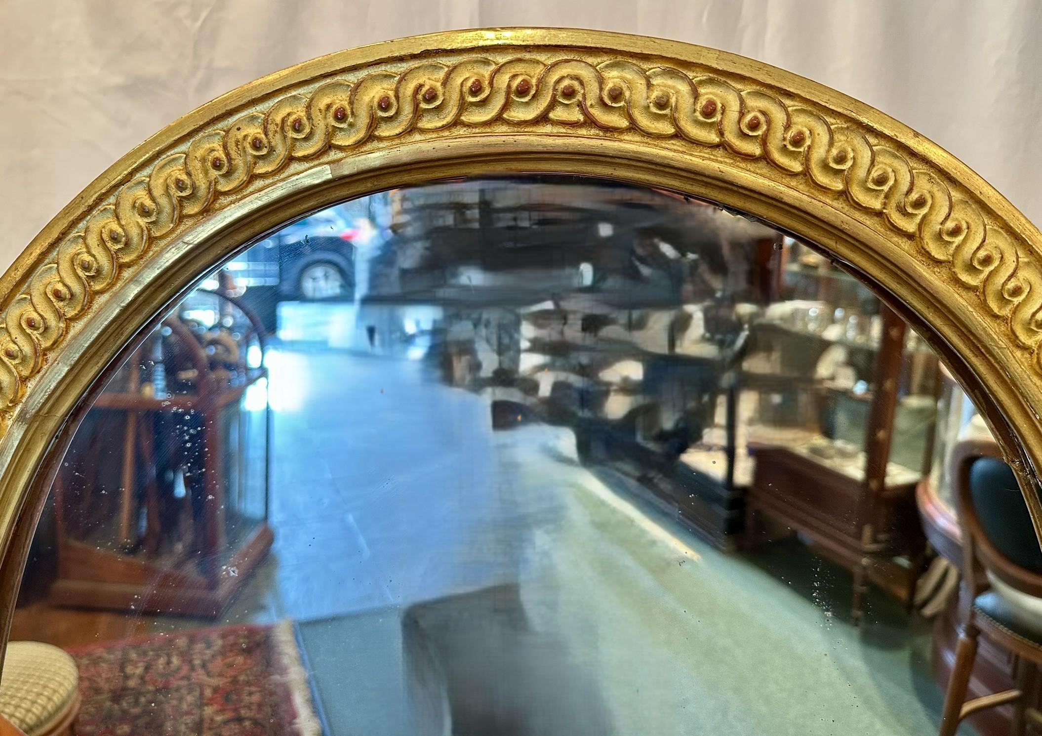 Specchio Antique French del XIX secolo in legno intagliato con specchio chevale in foglia d'oro. in vendita