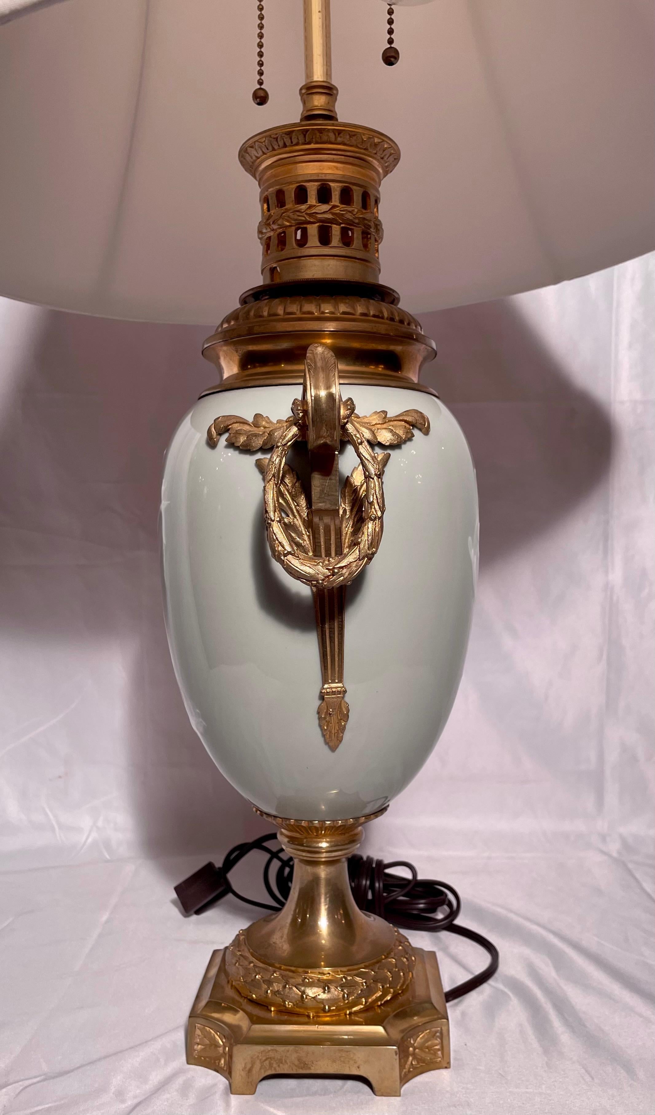 Antike französische Celadon-Lampe „Pate Sur Pate“ aus Porzellan und Goldbronze aus dem 19. Jahrhundert (Französisch) im Angebot