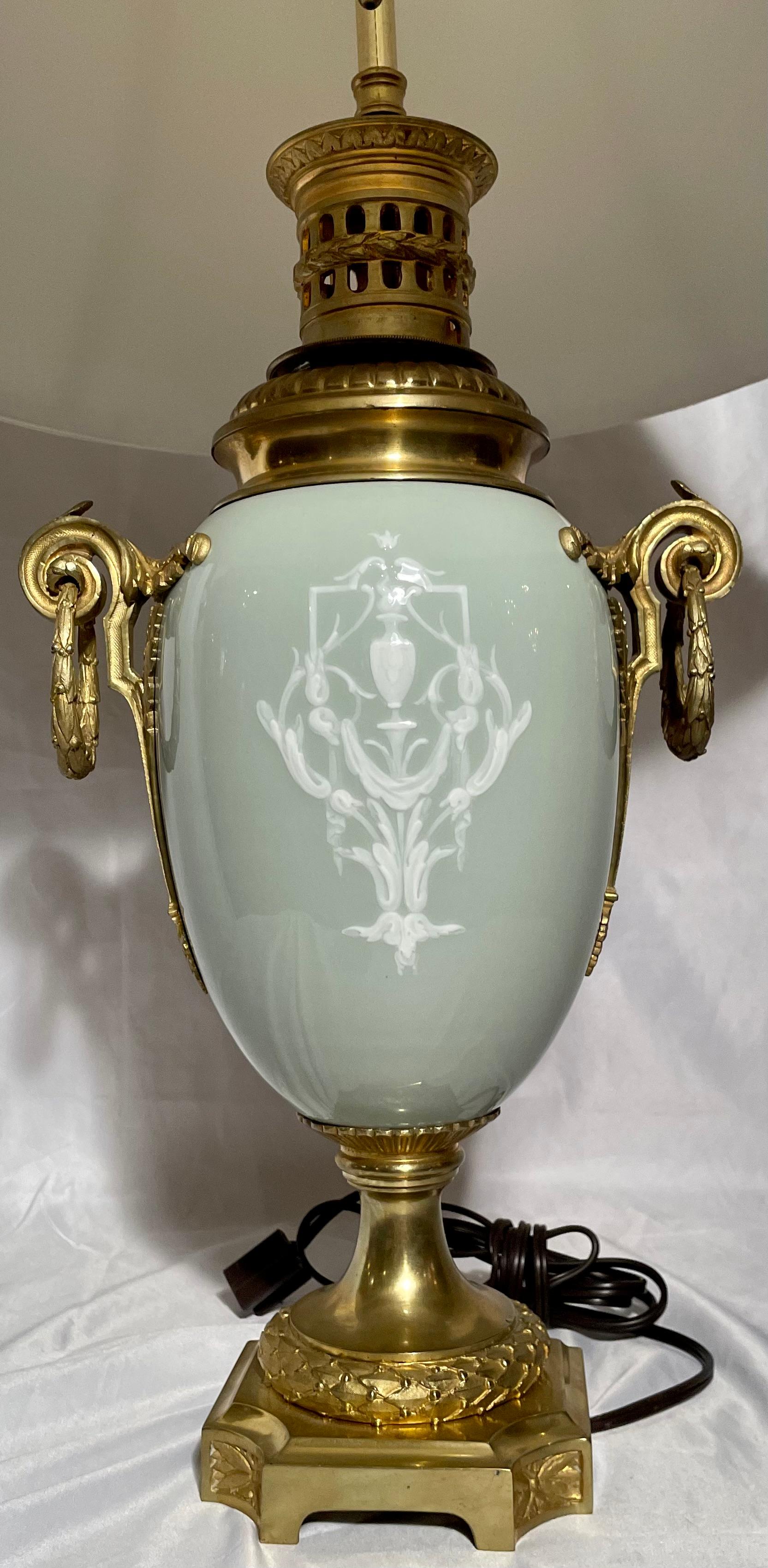 Antike französische Celadon-Lampe „Pate Sur Pate“ aus Porzellan und Goldbronze aus dem 19. Jahrhundert im Zustand „Gut“ im Angebot in New Orleans, LA