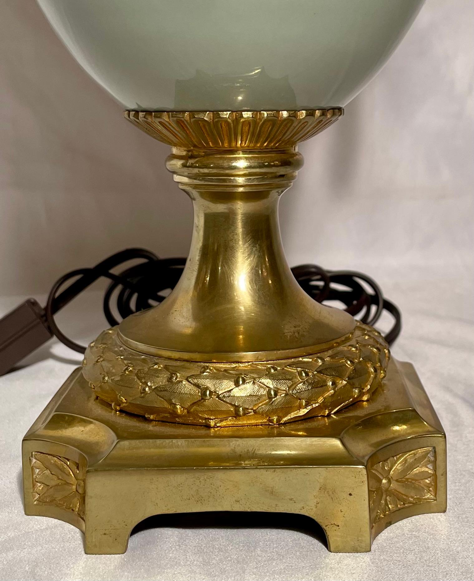 Antike französische Celadon-Lampe „Pate Sur Pate“ aus Porzellan und Goldbronze aus dem 19. Jahrhundert (Seladon) im Angebot