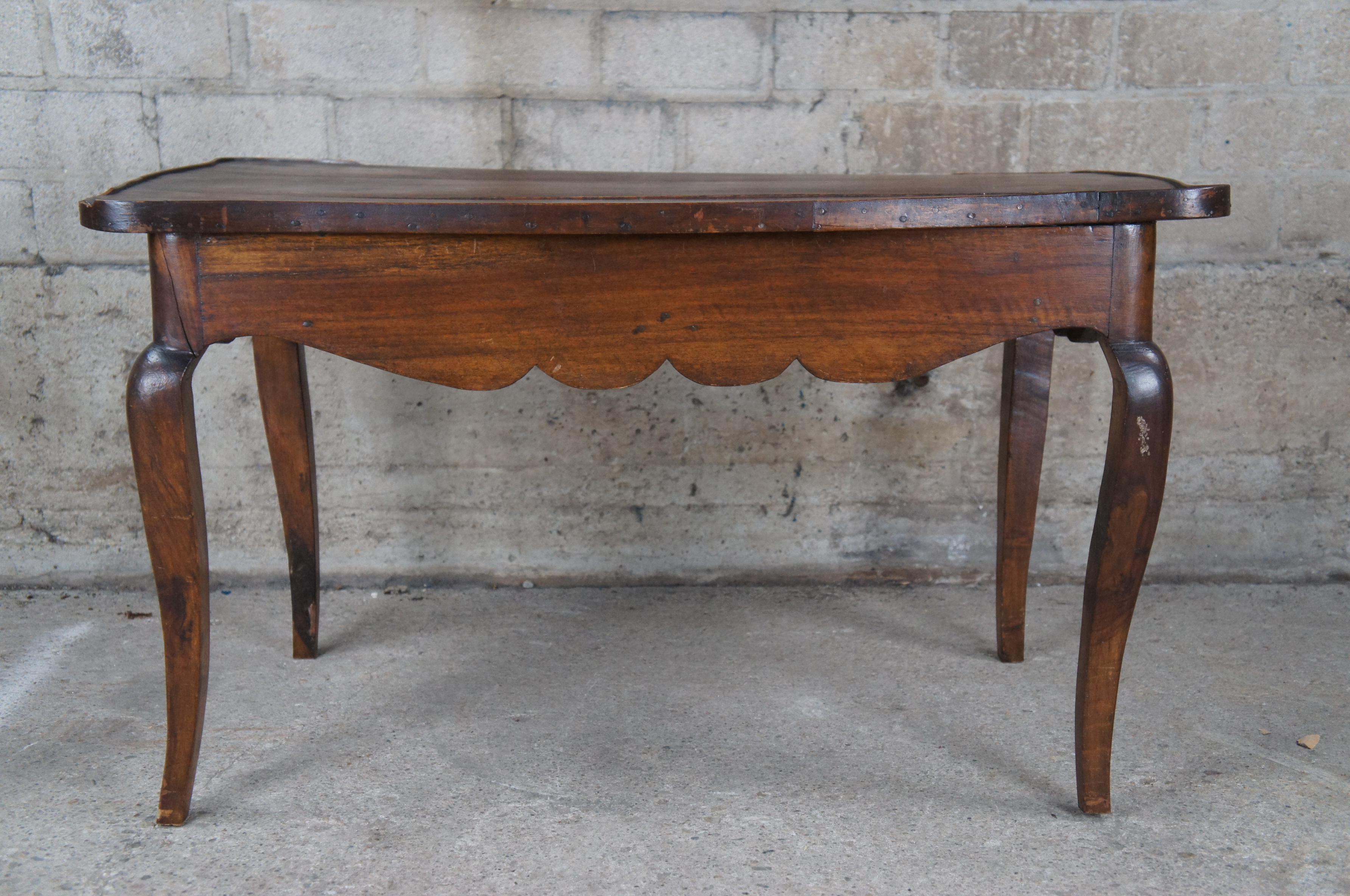 Antique 19th Century French Country Provincial Serpentine Walnut Coffee Table For Sale 5
