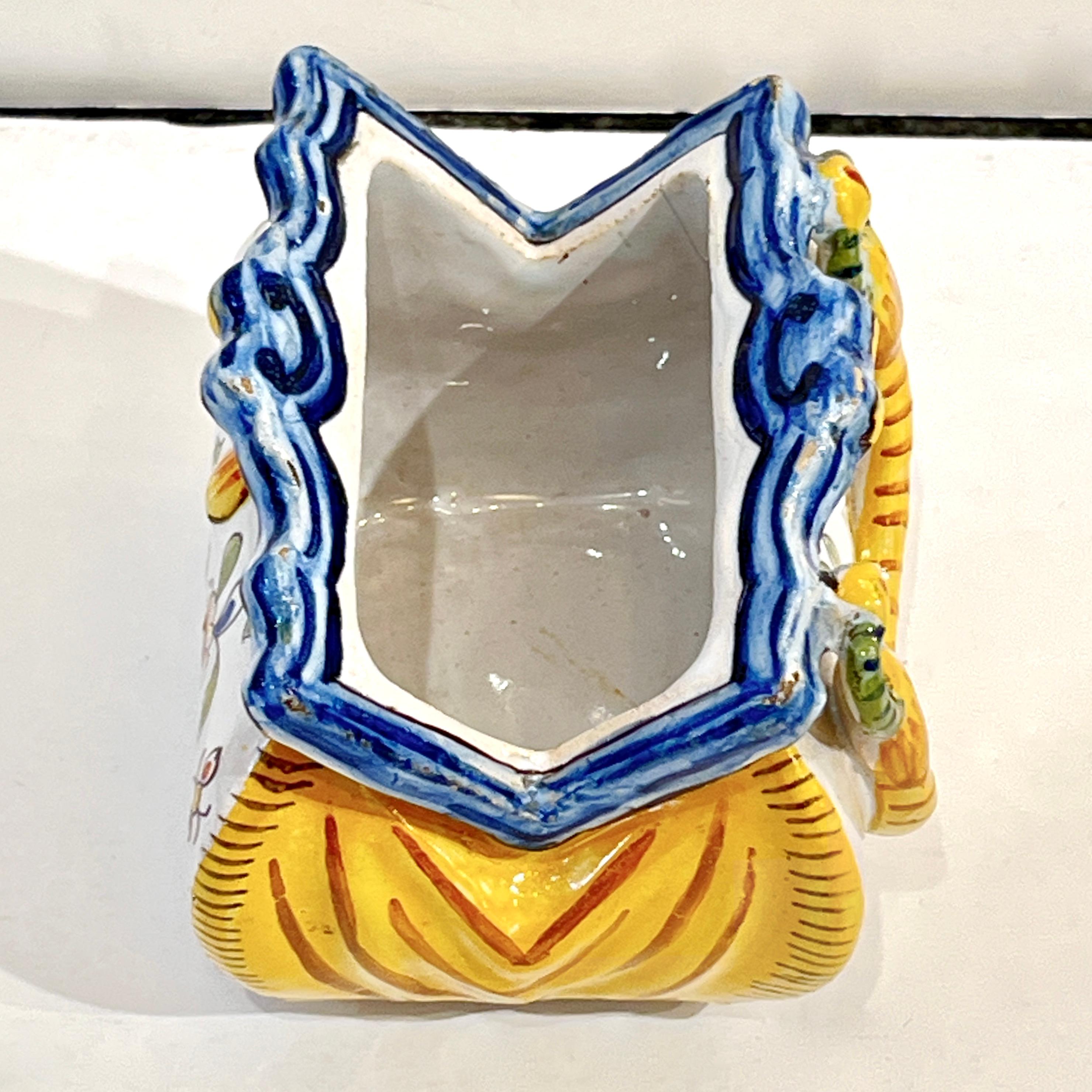 Antique Vase à fleurs en céramique jaune blanc bleu de Desvres du 19ème siècle français en vente 2