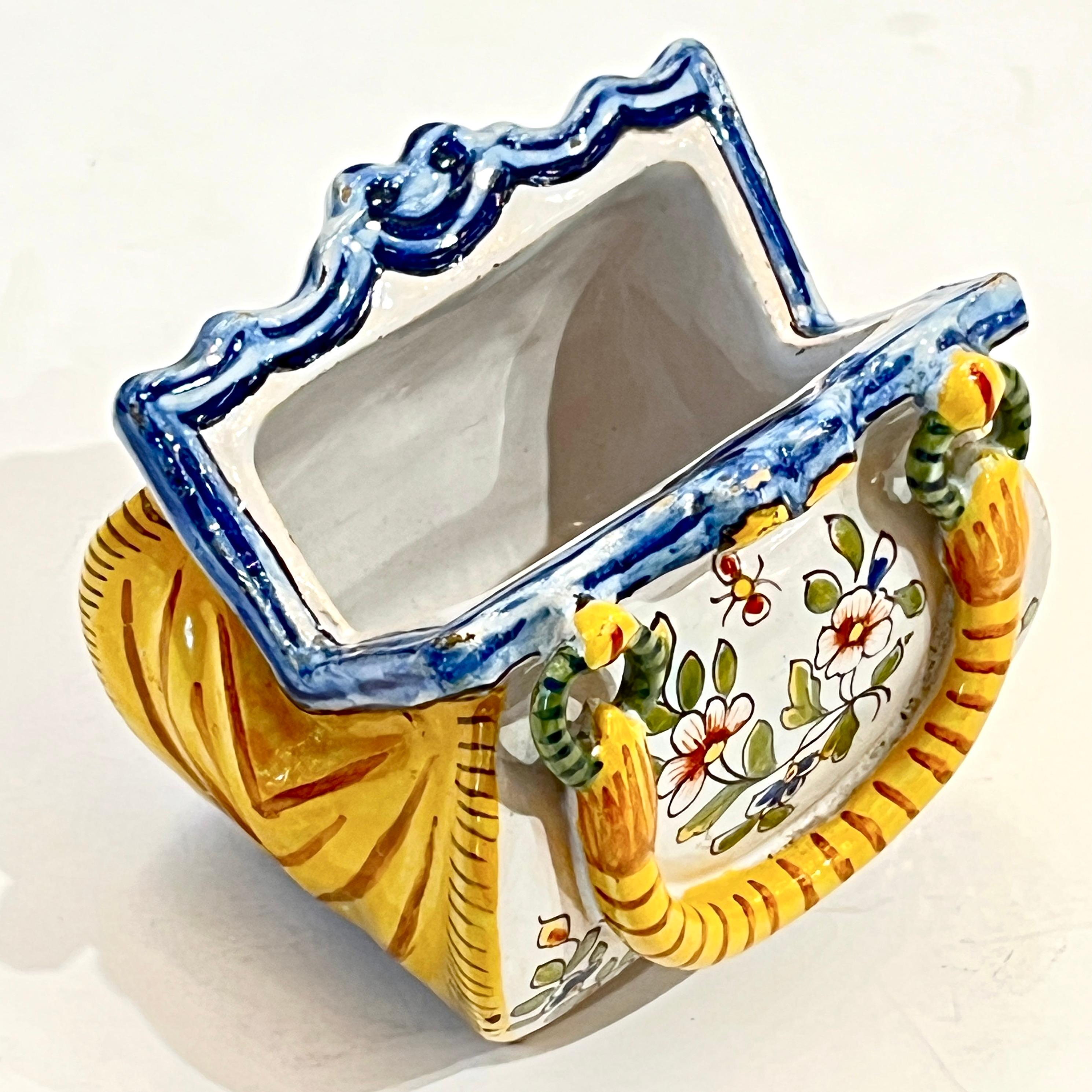 Antique Vase à fleurs en céramique jaune blanc bleu de Desvres du 19ème siècle français en vente 3