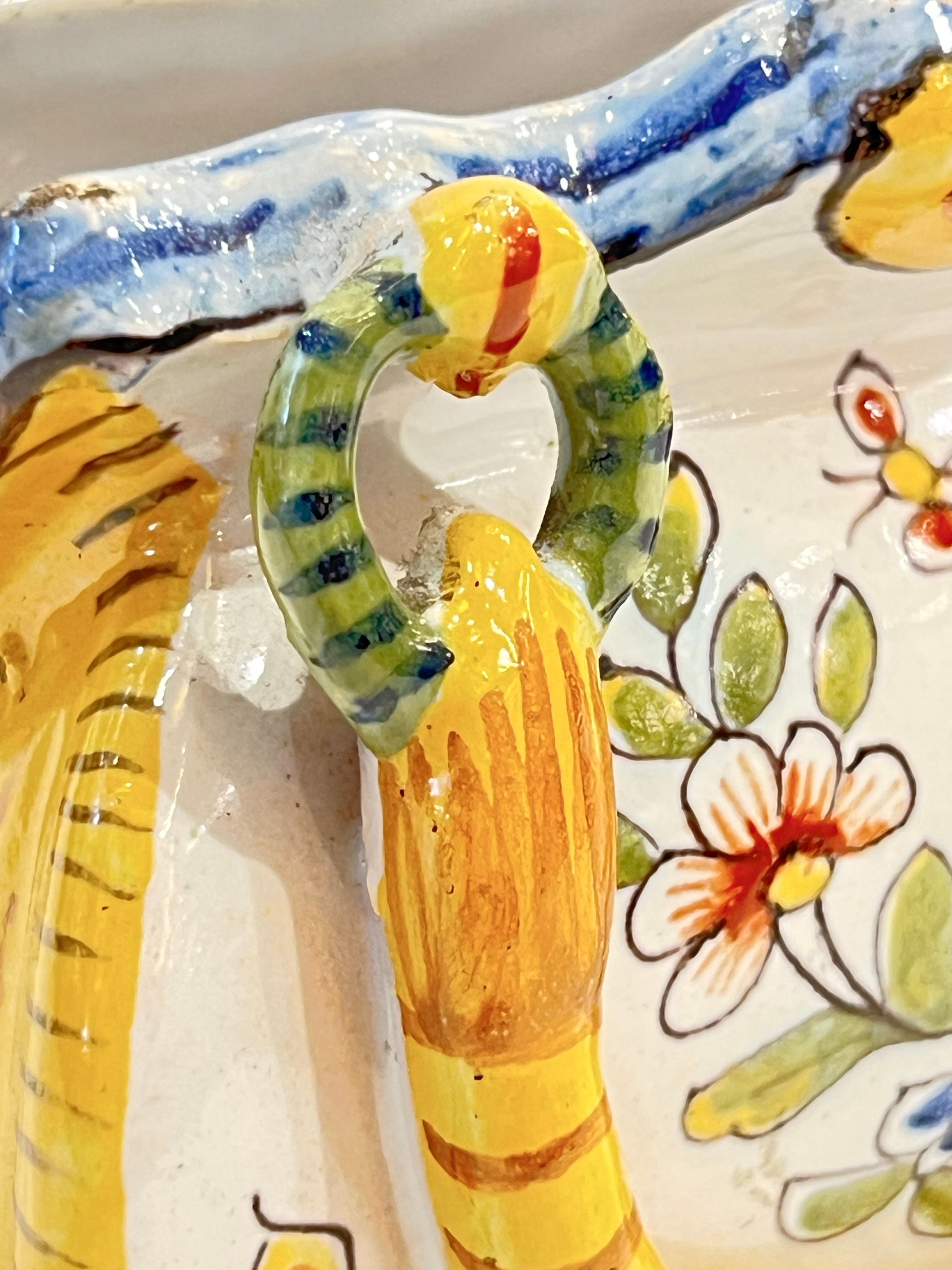 Antique Vase à fleurs en céramique jaune blanc bleu de Desvres du 19ème siècle français en vente 4