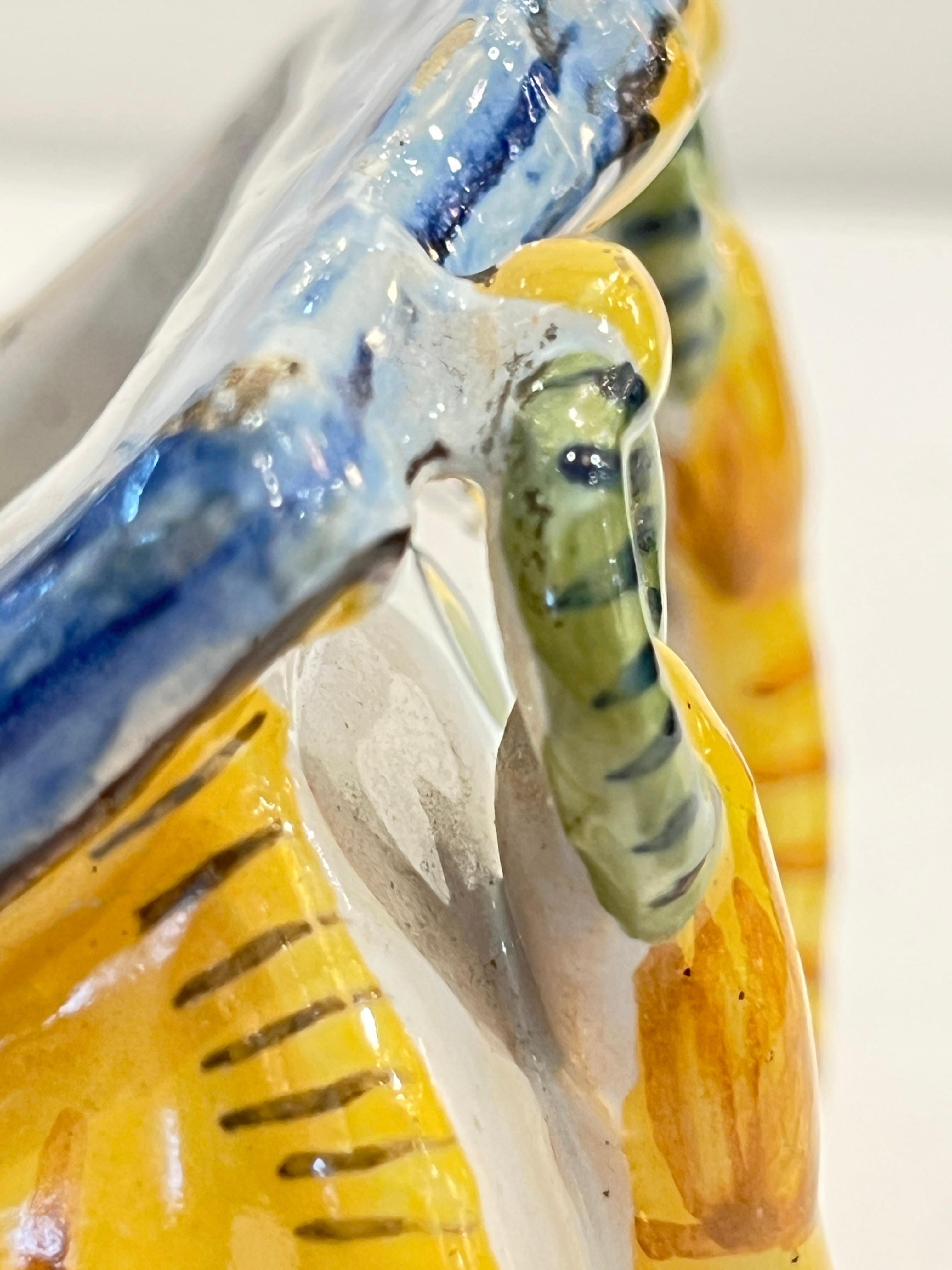 Antique Vase à fleurs en céramique jaune blanc bleu de Desvres du 19ème siècle français en vente 5