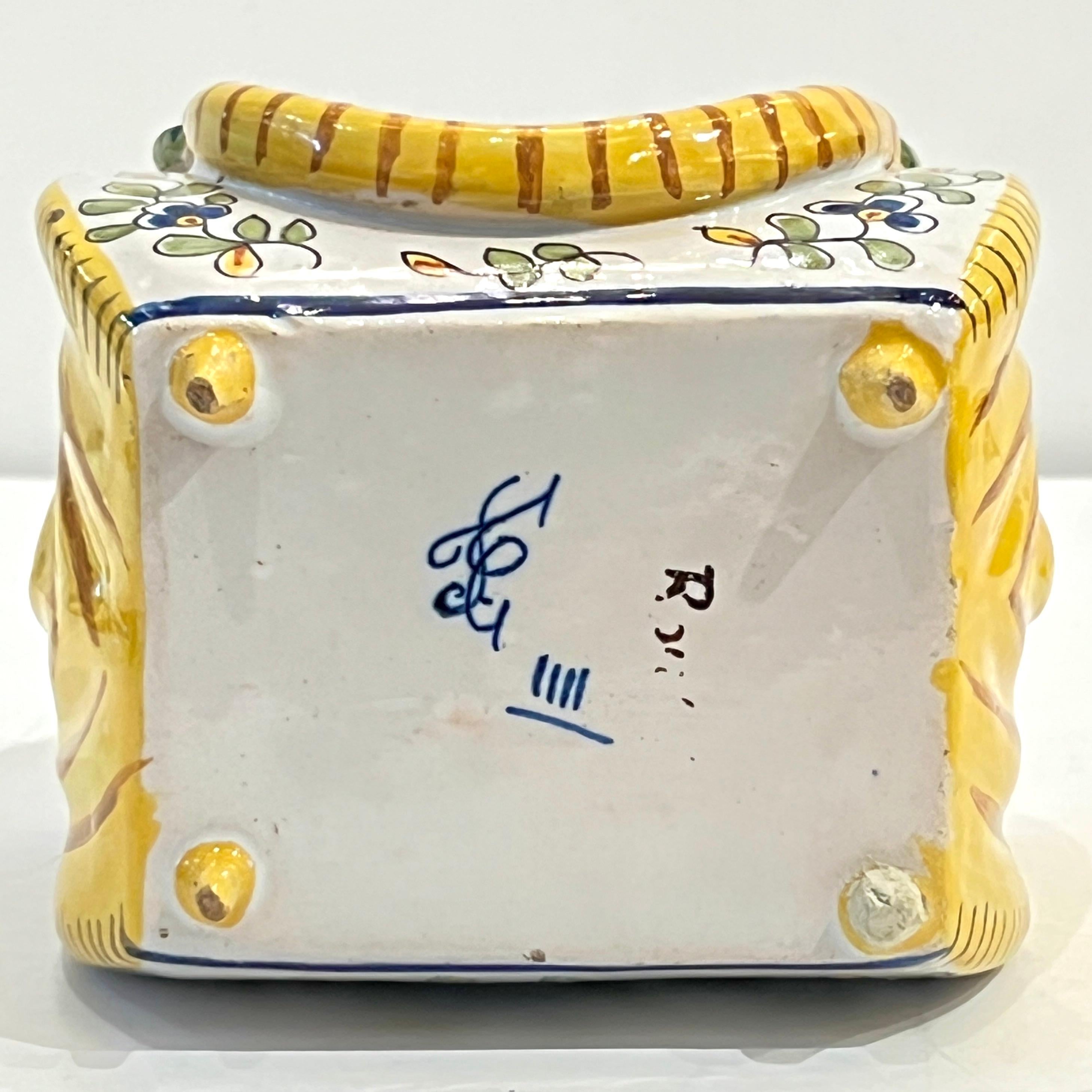 Antique Vase à fleurs en céramique jaune blanc bleu de Desvres du 19ème siècle français en vente 6