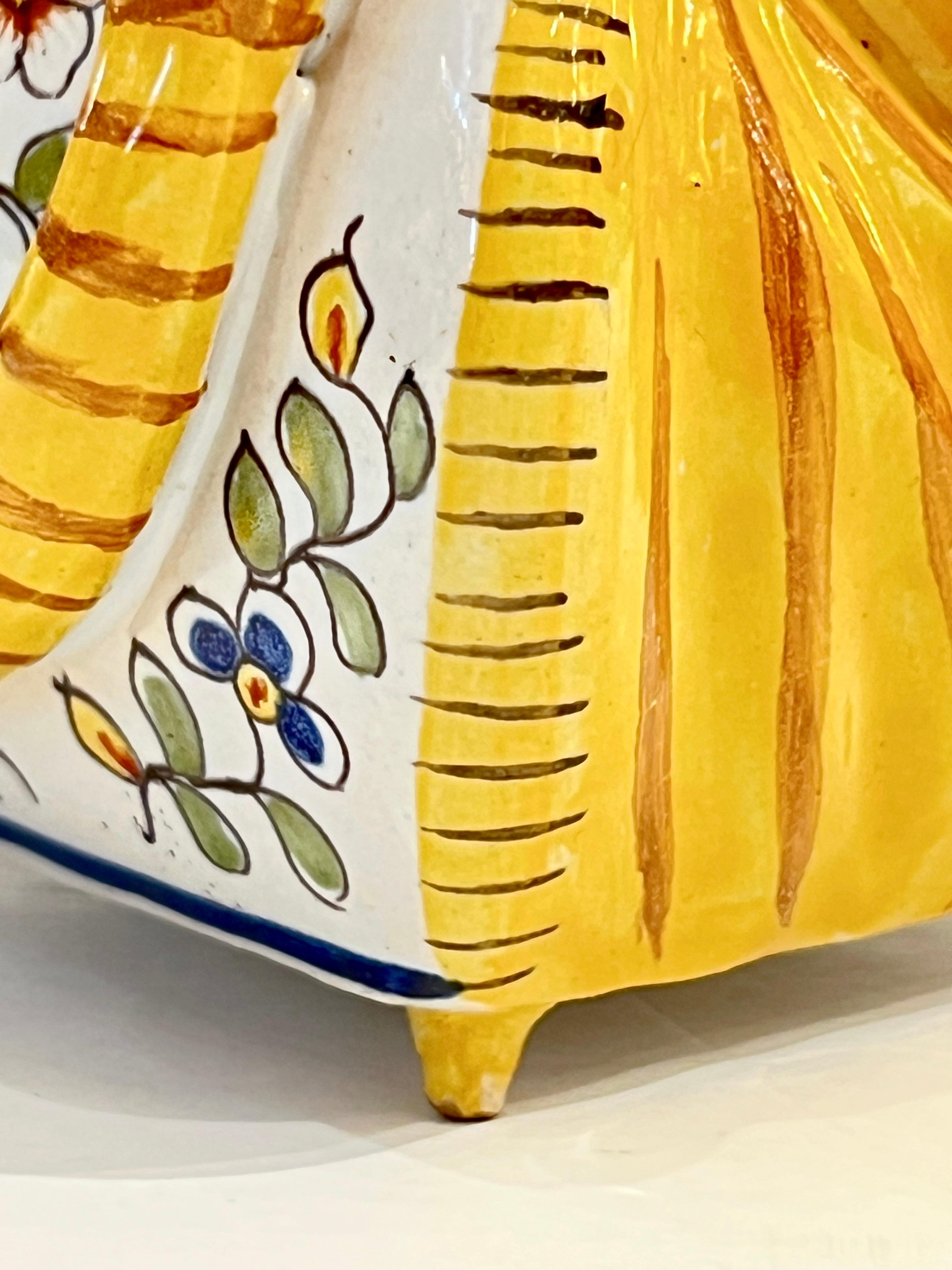 Antique Vase à fleurs en céramique jaune blanc bleu de Desvres du 19ème siècle français en vente 7