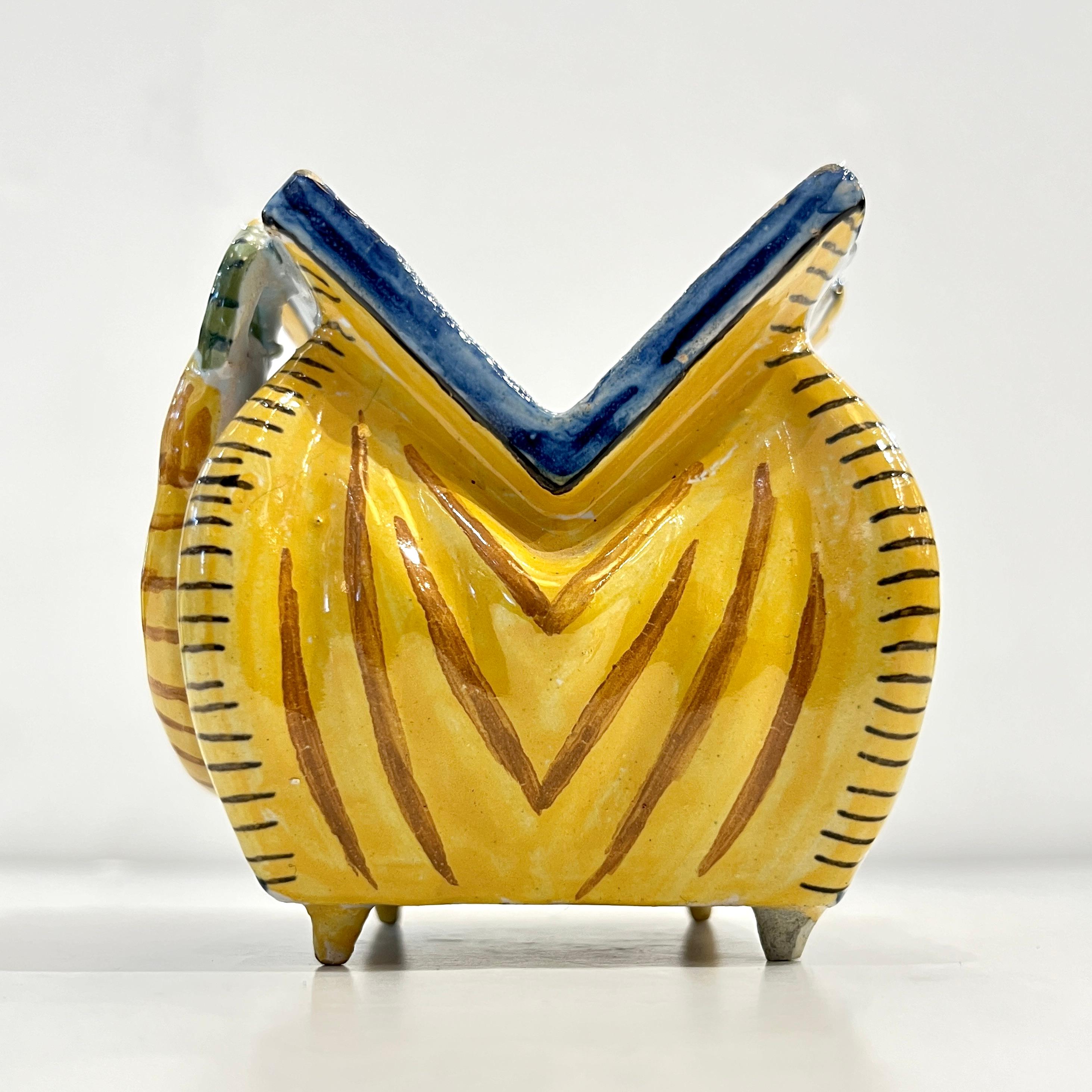 Français Antique Vase à fleurs en céramique jaune blanc bleu de Desvres du 19ème siècle français en vente