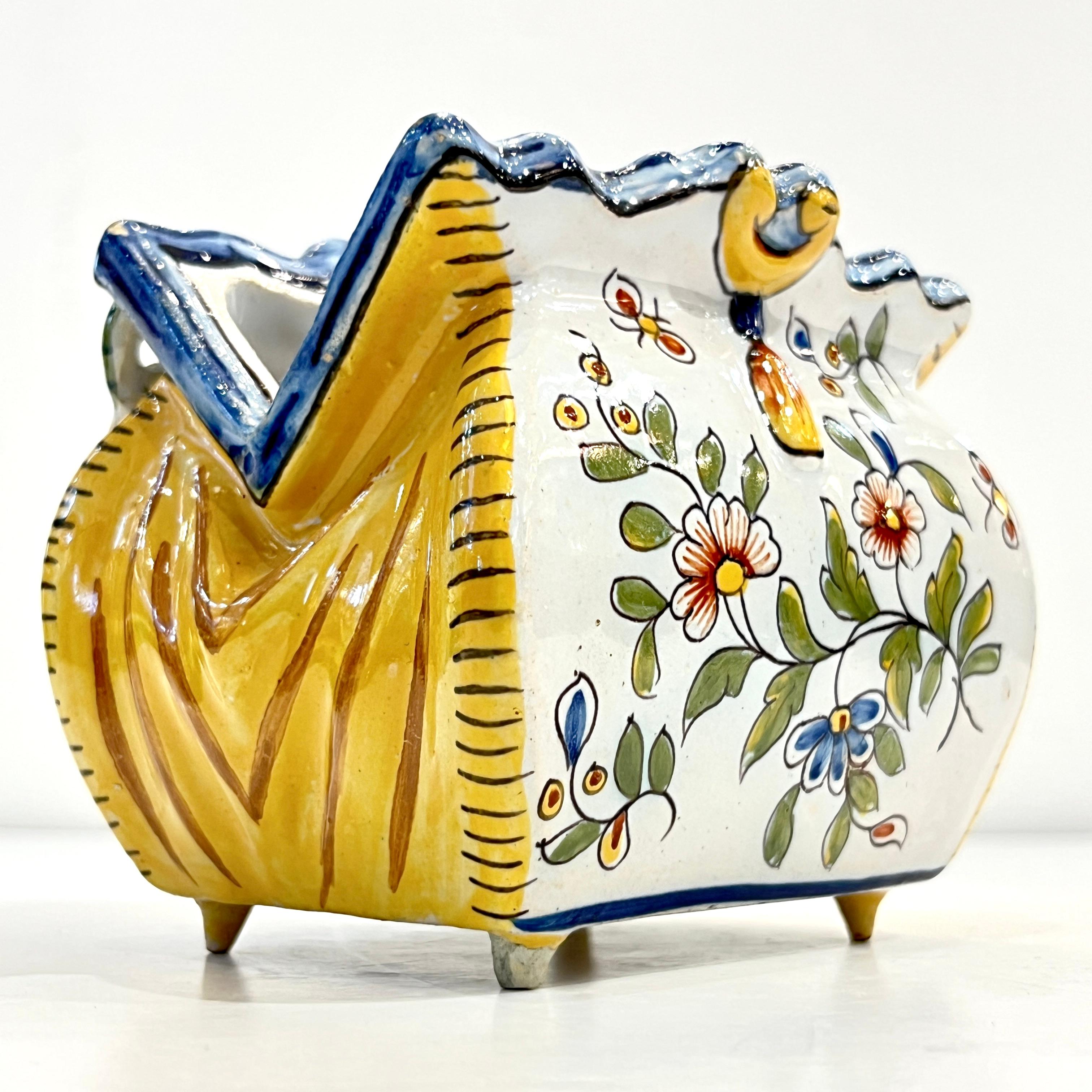 Fait main Antique Vase à fleurs en céramique jaune blanc bleu de Desvres du 19ème siècle français en vente