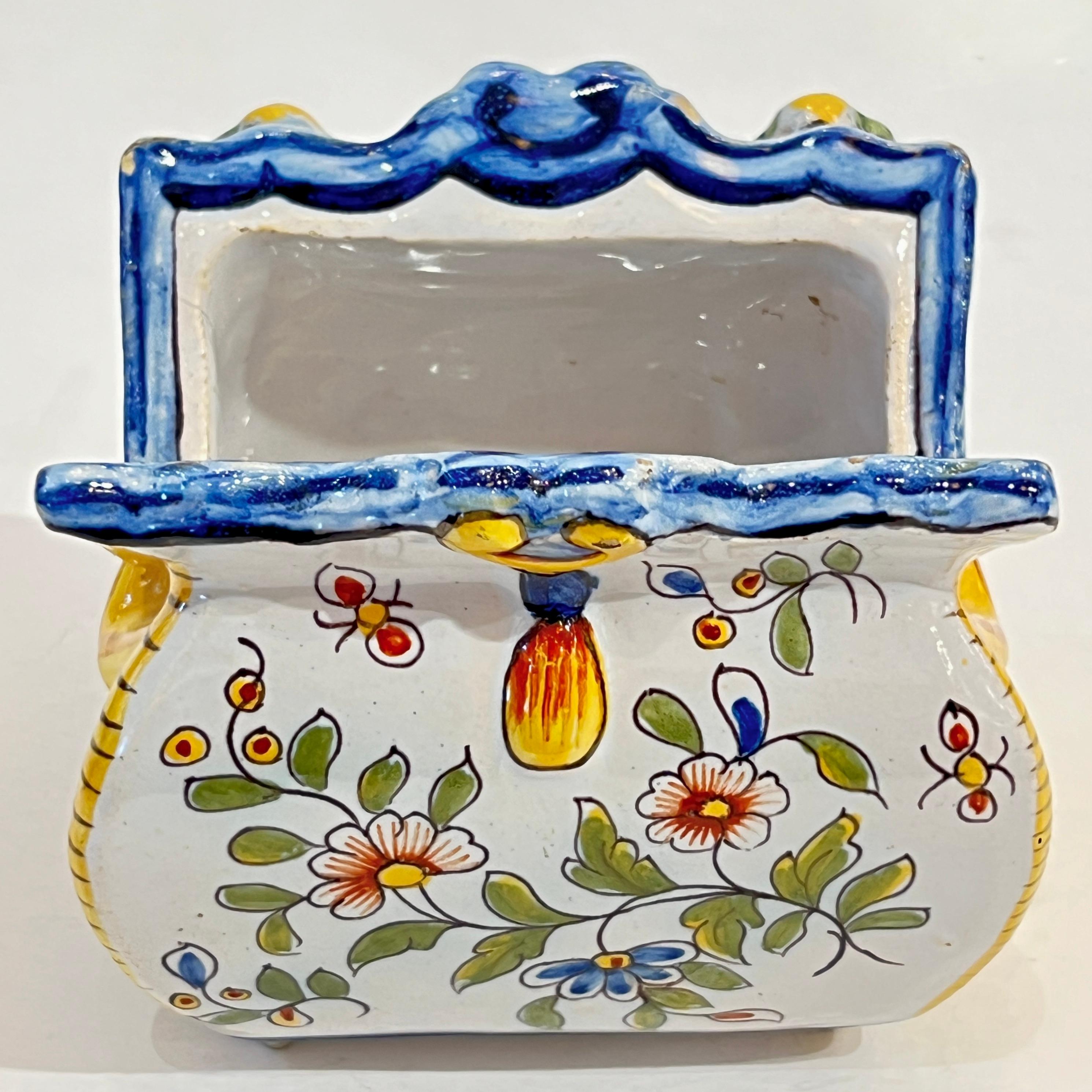 Antique Vase à fleurs en céramique jaune blanc bleu de Desvres du 19ème siècle français en vente 1