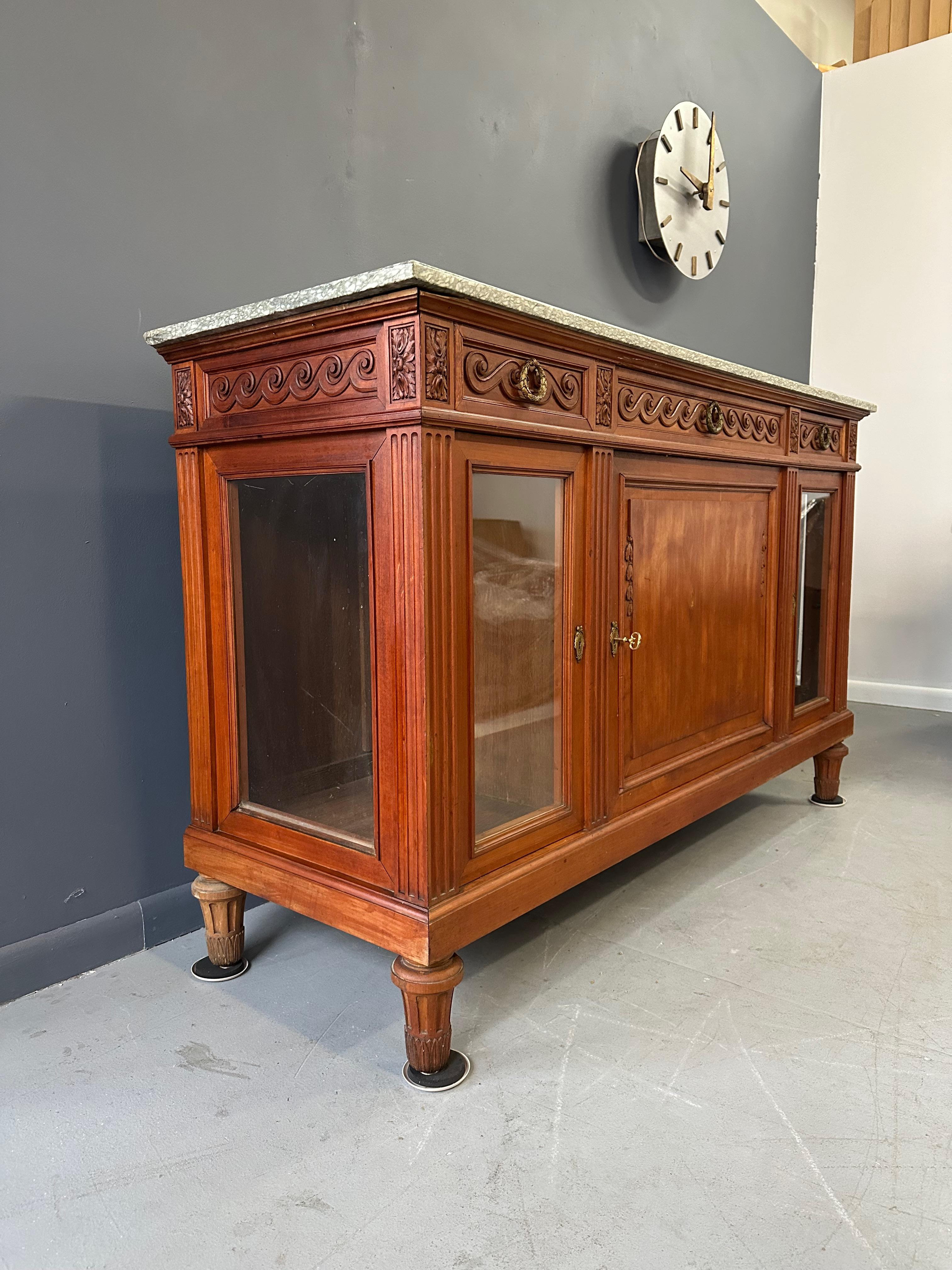 Antique 19th Century French Directoire Style Marble Top Cherrywood Aparador Luis XVI en venta