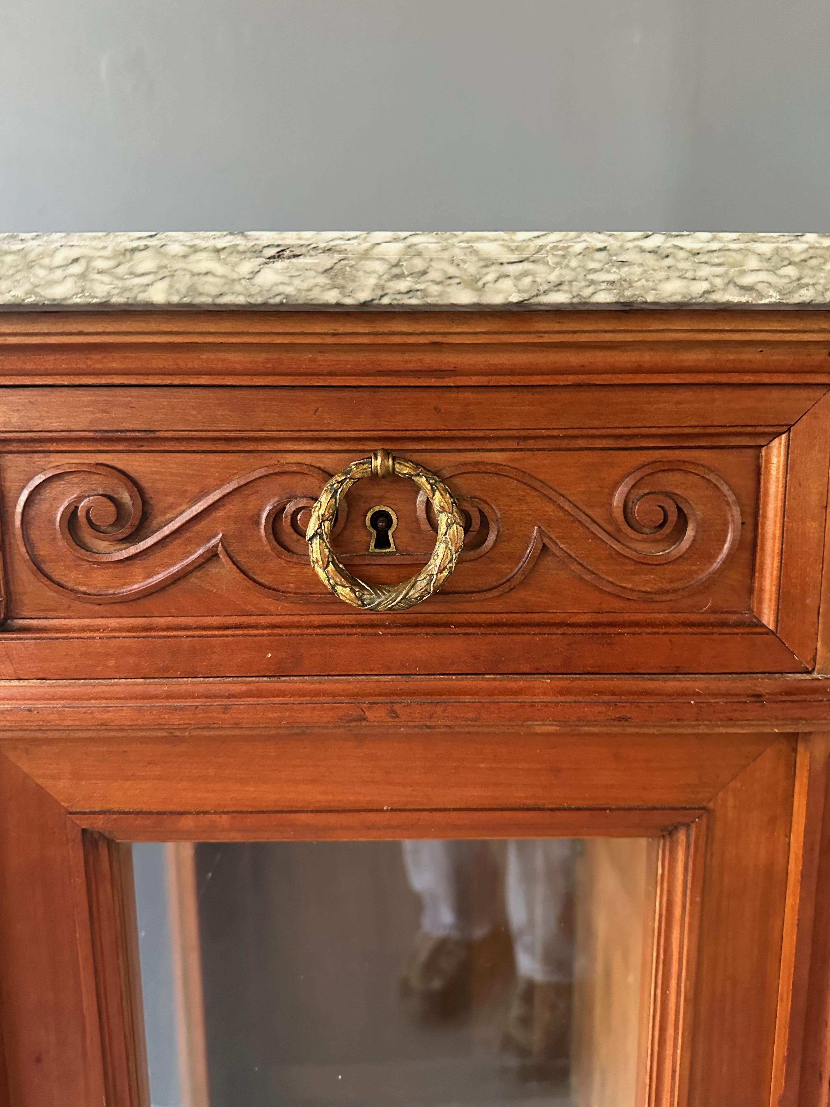 Antique 19th Century French Directoire Style Marble Top Cherrywood Aparador en Bueno estado para la venta en Philadelphia, PA