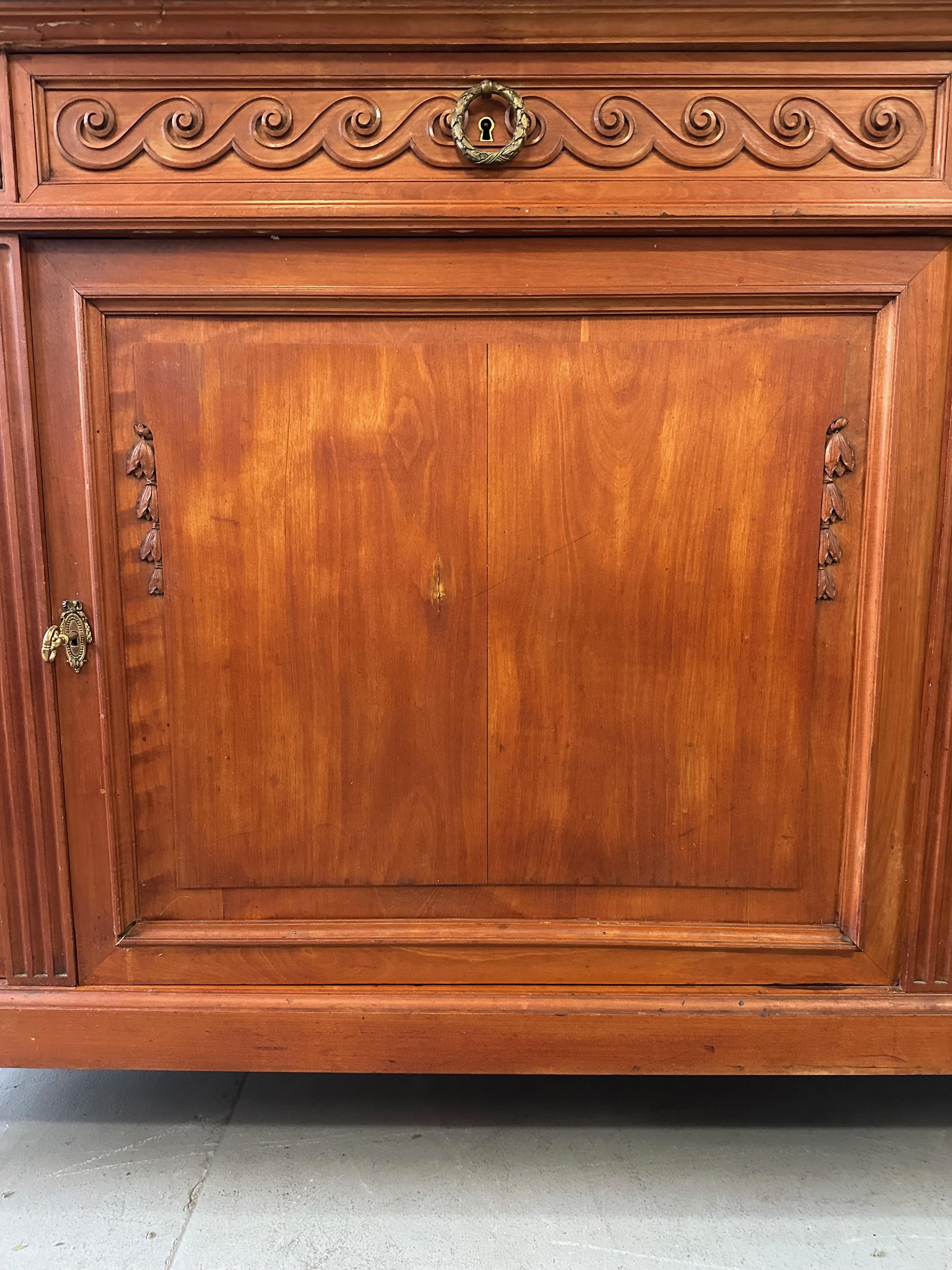 Antique 19th Century French Directoire Style Marble Top Cherrywood Aparador siglo XIX en venta